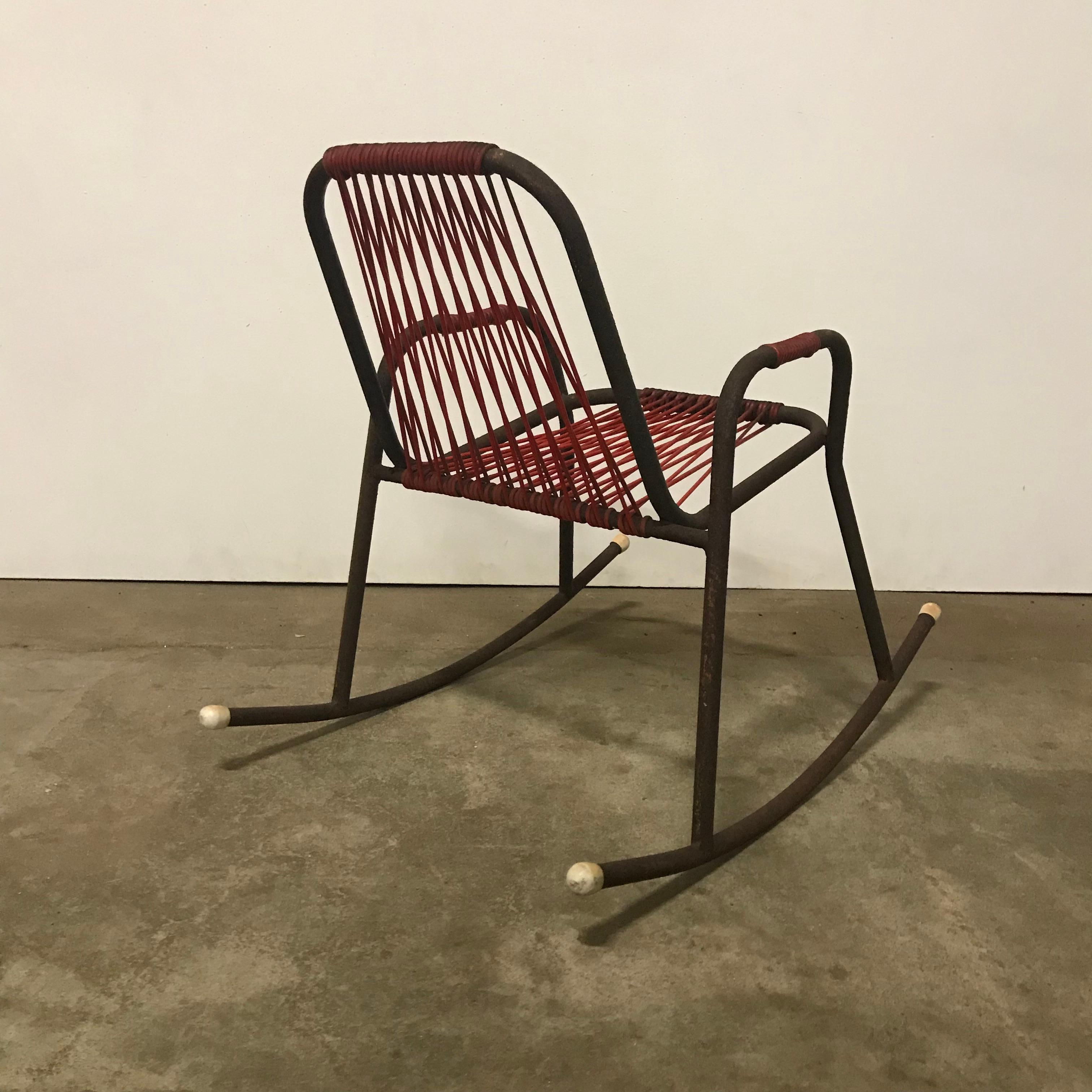 Mid-Century Modern Chaise à bascule des années 1960 en cordes de plastique rouge sur cadre en métal noir en vente