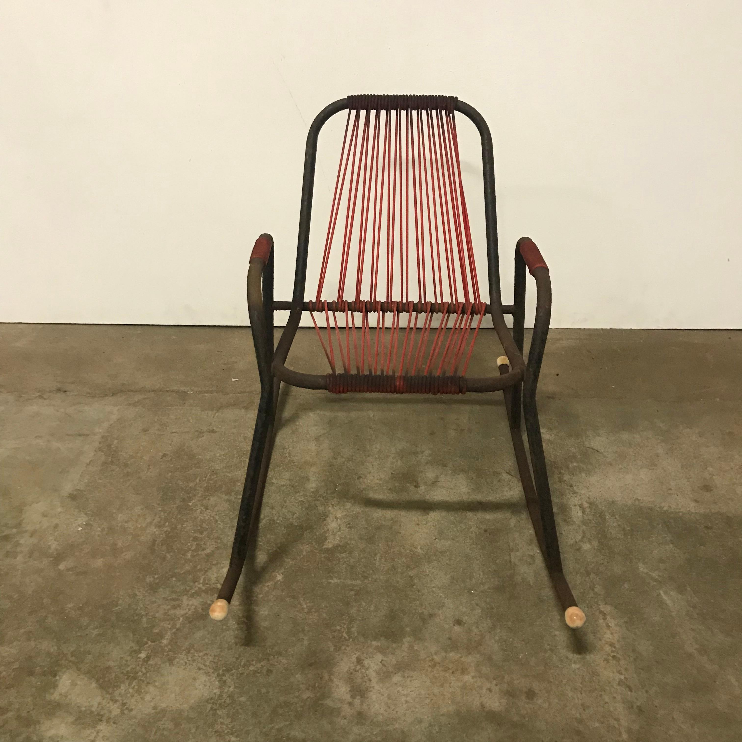 Mid-Century Modern 1960s Rocking Chair in Red Plastic Strings on Black Metal Frame For Sale