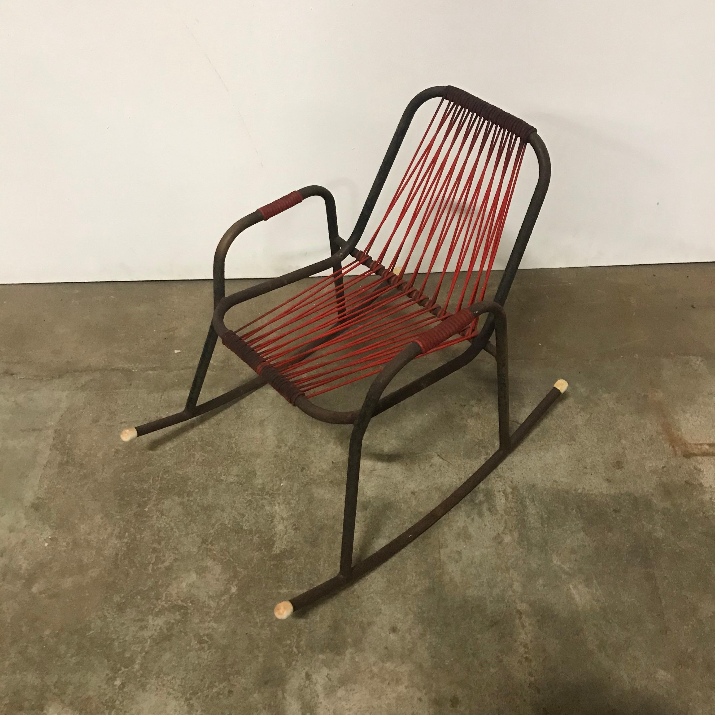 French 1960s Rocking Chair in Red Plastic Strings on Black Metal Frame For Sale