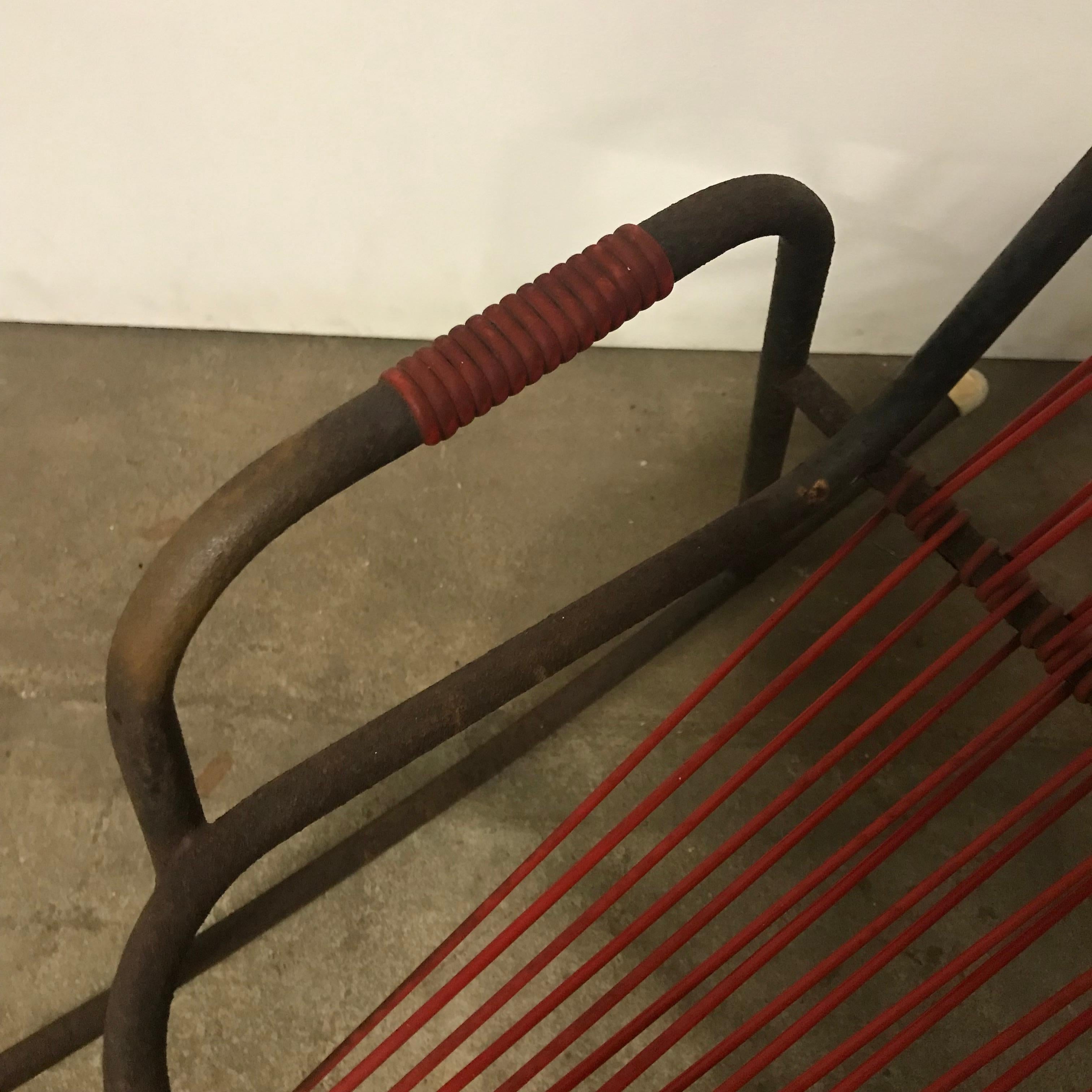 Sedia a dondolo degli anni '60 con corde di plastica rosse e struttura in metallo nero in vendita 1