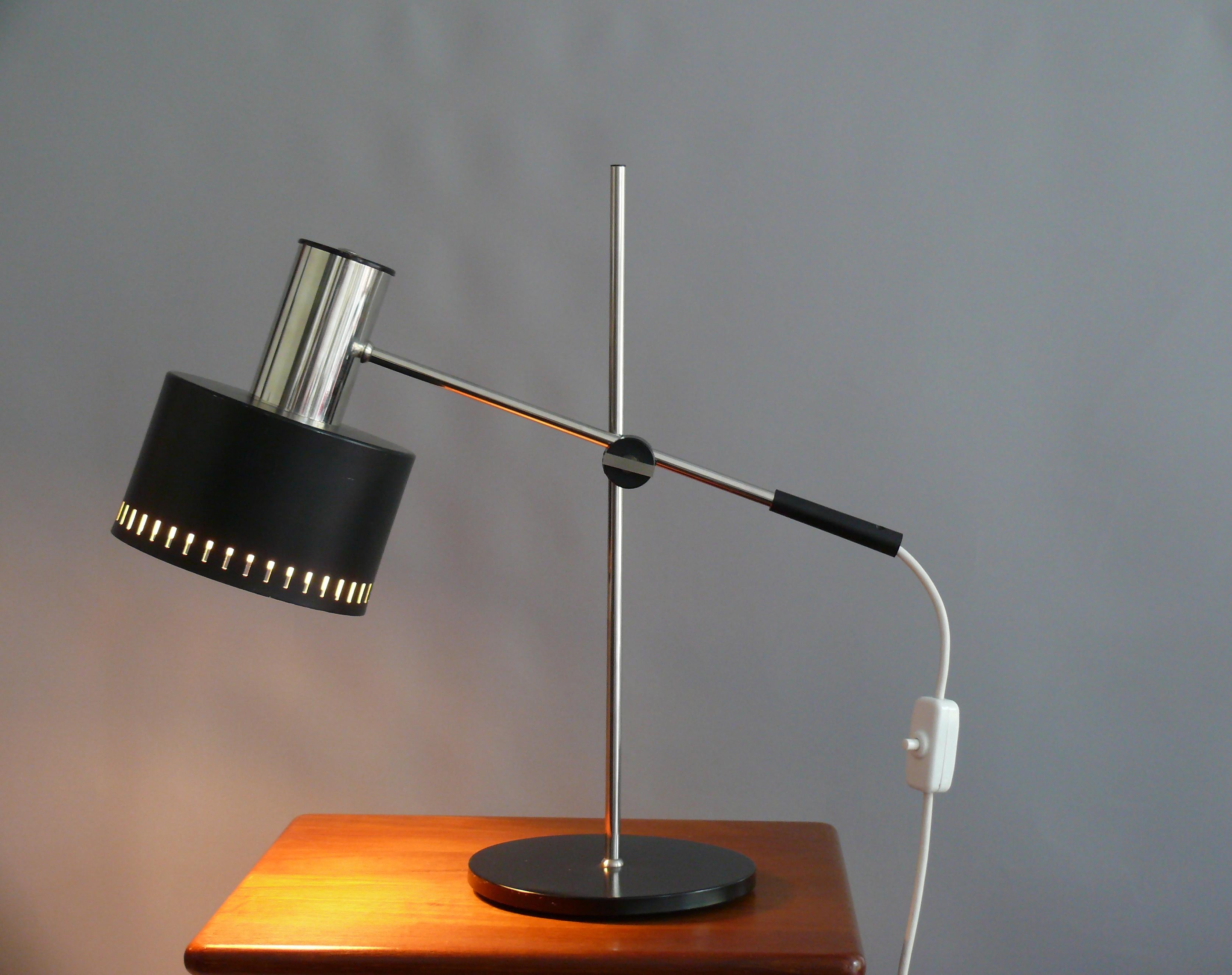 Lámpara de escritorio 1960
Fabricante desconocido
Toma E27

Lámpara de varilla de metal cromado con pantalla lacada en negro. Esta rara lámpara está sólidamente fabricada y en buen estado, con signos de desgaste. La sombrilla puede girar 360 grados,
