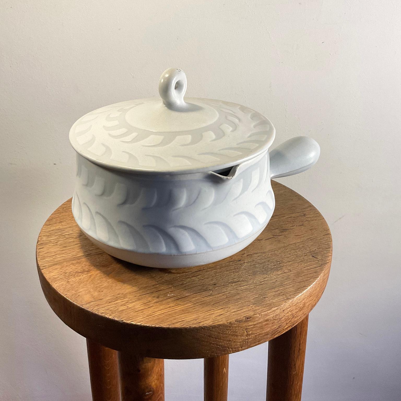Ceramic tureen with handle and lid from the 1960s designed by Roger Capron decorated with a white enamel pattern on a blue-gray background.
33cm Diameter with handle 
Container diameter 20 cm
18cm Height