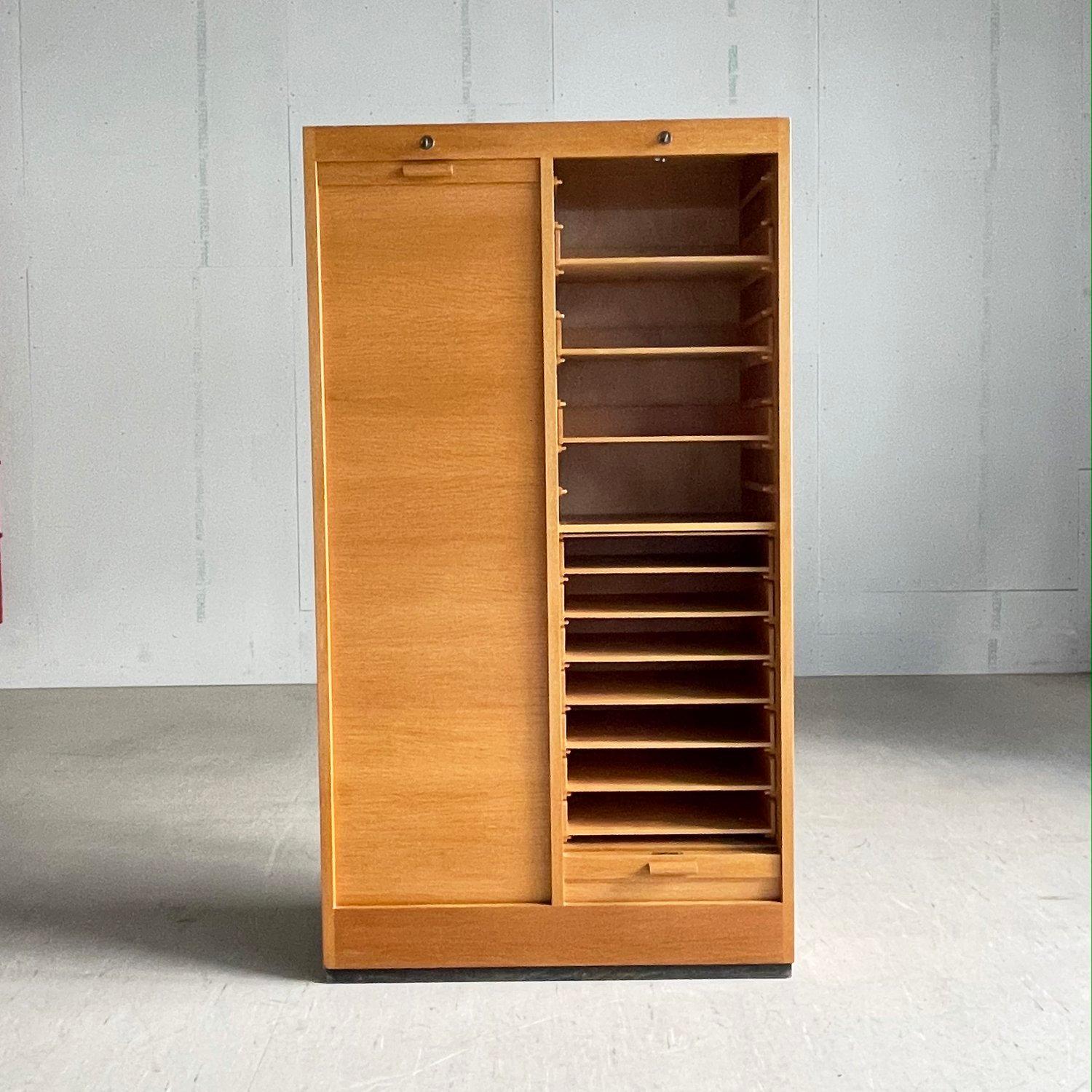 Mid-Century Modern Meuble de rangement industriel en chêne des années 1960 à façade roulante en vente