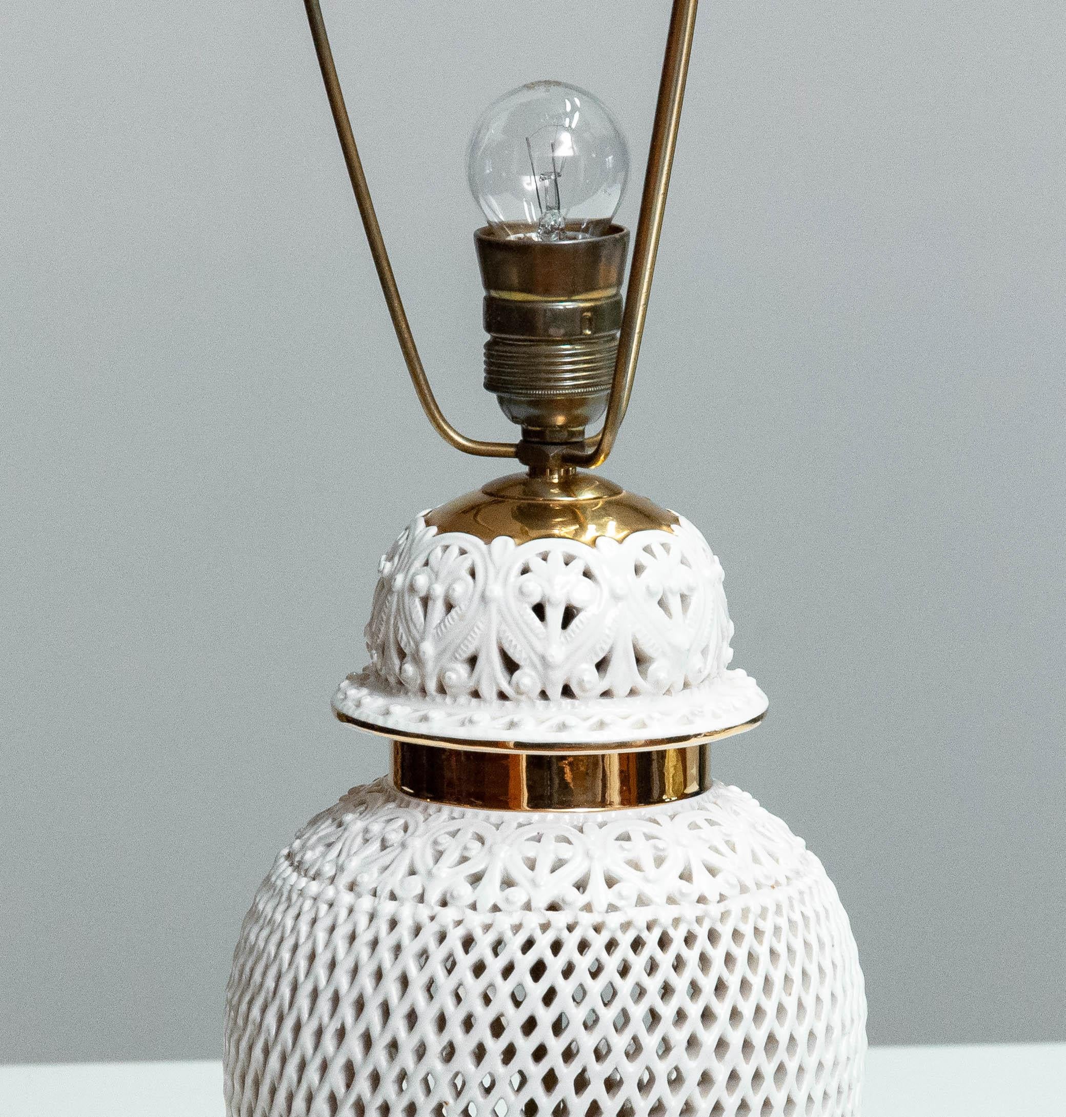 1960s Romantic White Glazed Ceramic Openwork Table Lamp from Italy For Sale 2