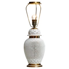Lampada da tavolo romantica degli anni '60 in ceramica smaltata bianca traforata dall'Italia