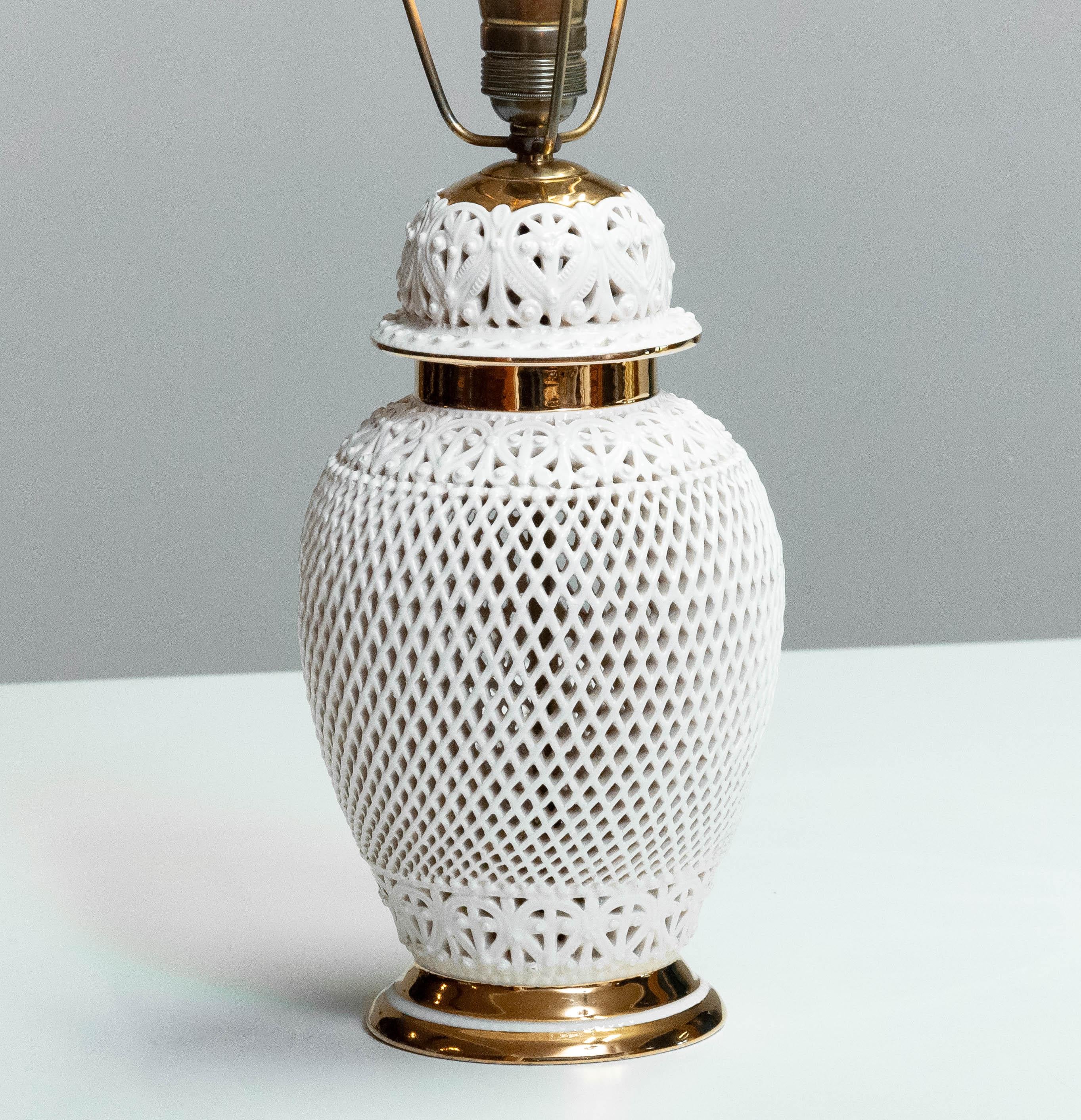 Romantische weiß glasierte Keramik-Tischlampe mit Perforation aus Italien, 1960er Jahre (Romantik) im Angebot