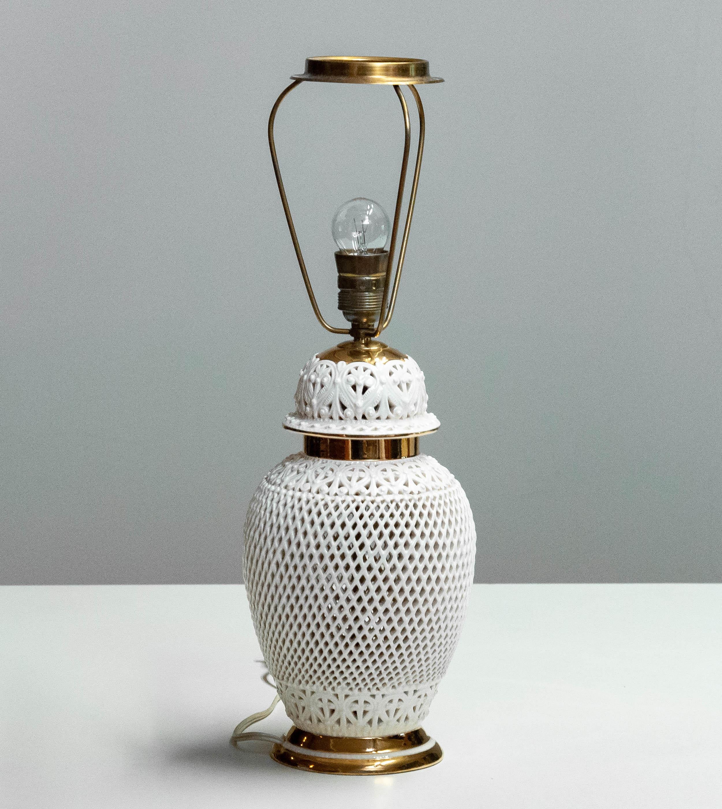 Romantische weiß glasierte Keramik-Tischlampe mit Perforation aus Italien, 1960er Jahre (Mitte des 20. Jahrhunderts) im Angebot