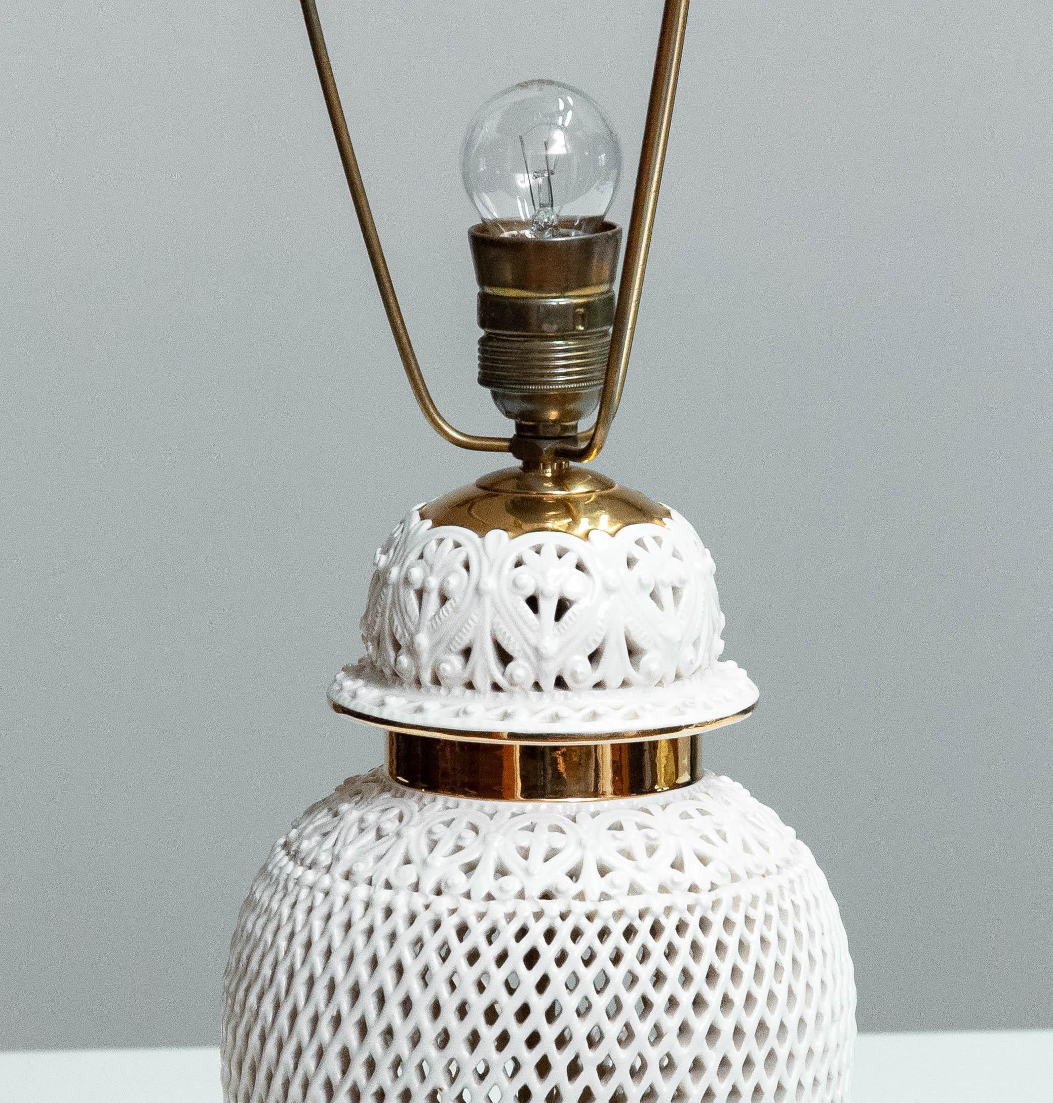 Romantische weiß glasierte Keramik-Tischlampe mit Perforation aus Italien, 1960er Jahre im Angebot 1