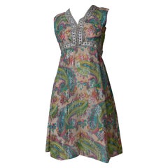 Vestido midi Romantica by Victor Costa, años 60, de gasa con estampado de cachemira en tonos pastel y espumillón plateado