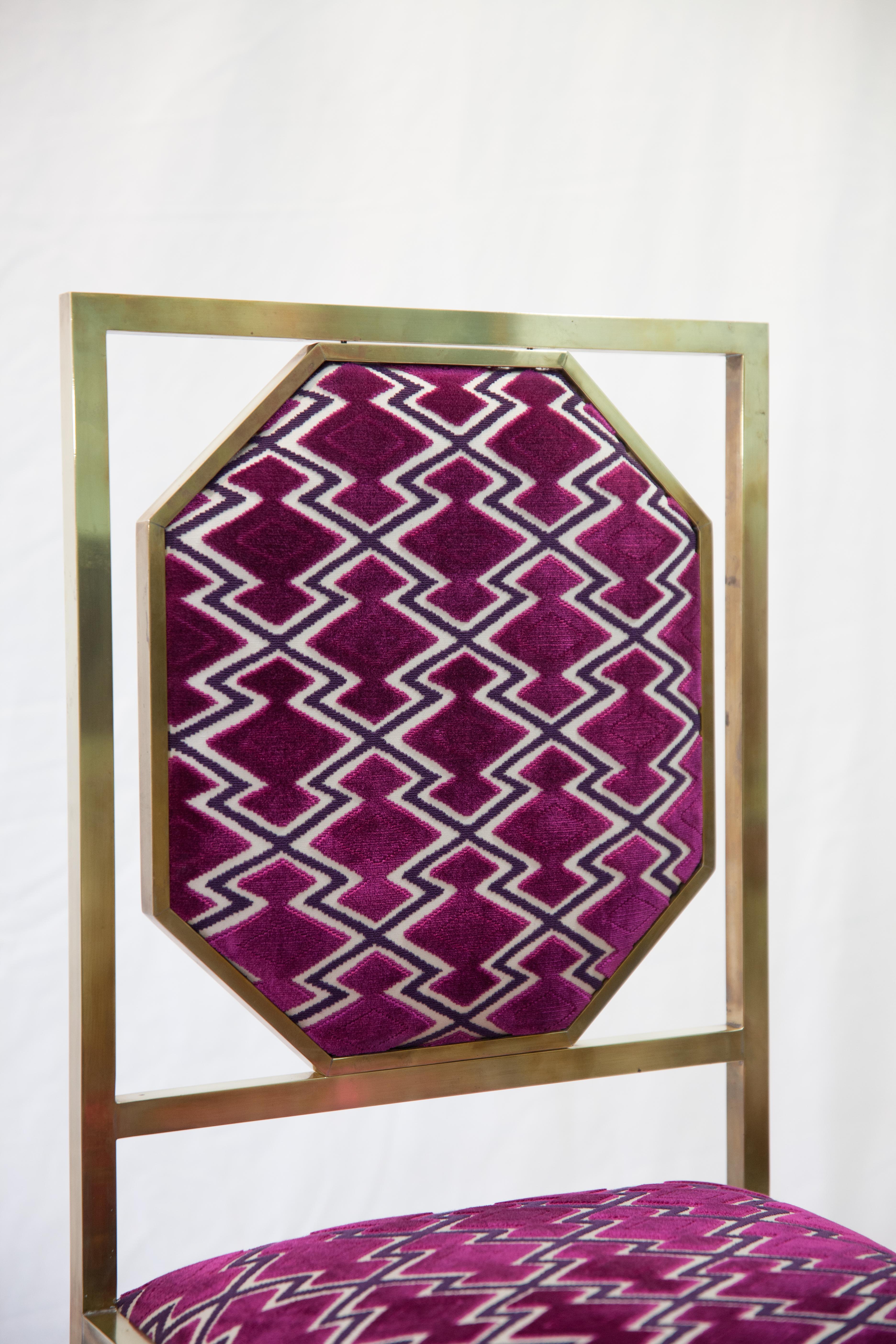 1960's Romeo Rega Satz von vier Stühlen lila rosa Stoff Messing (Moderne der Mitte des Jahrhunderts) im Angebot