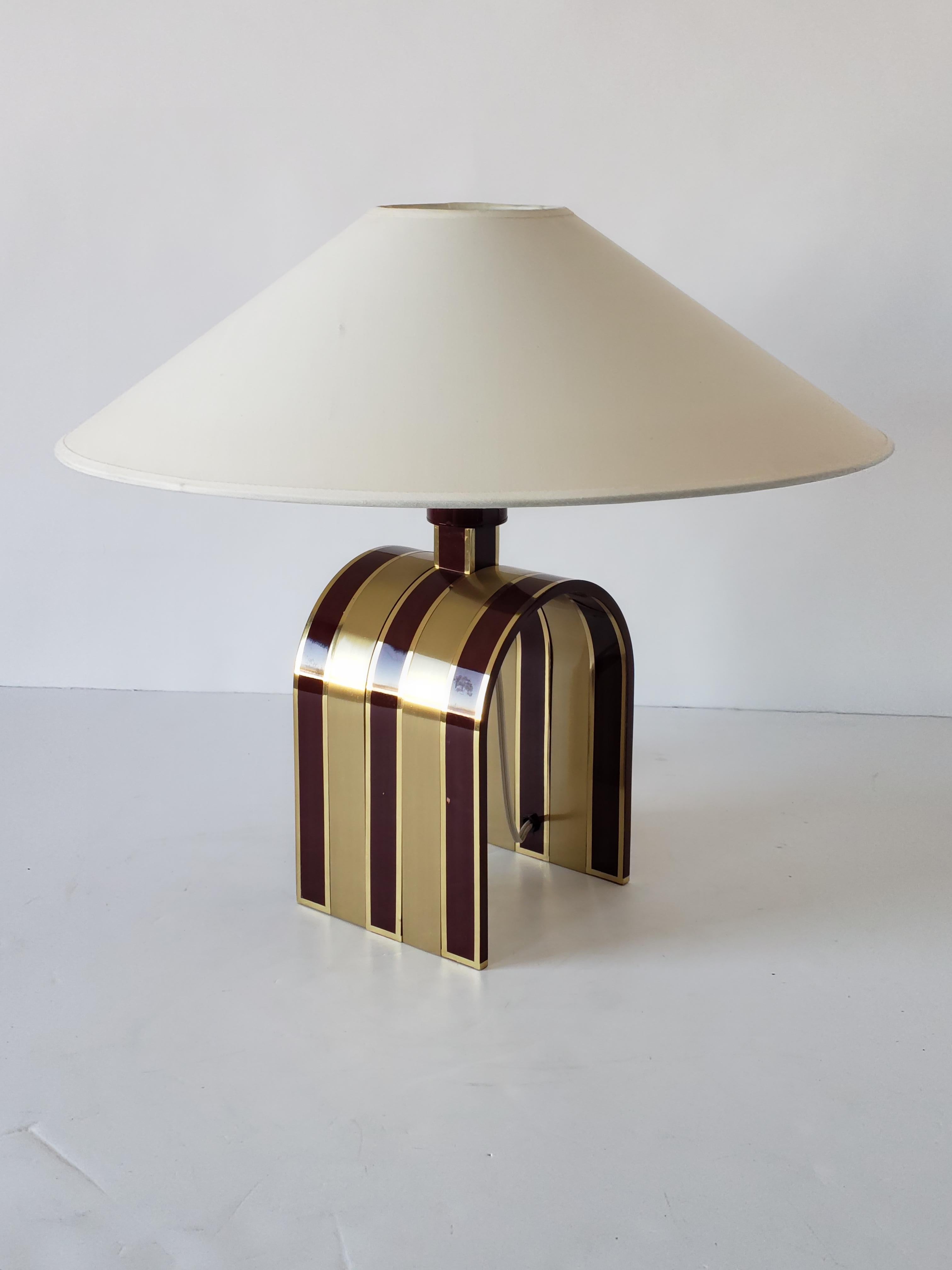 Rare Romeo Rega table lamp made of thick, heavy solid brass.

Enameled in a red wine tone with a high gloss lacquered finish.

E27 socket rated at 100 watt.

Shade come with order.

  