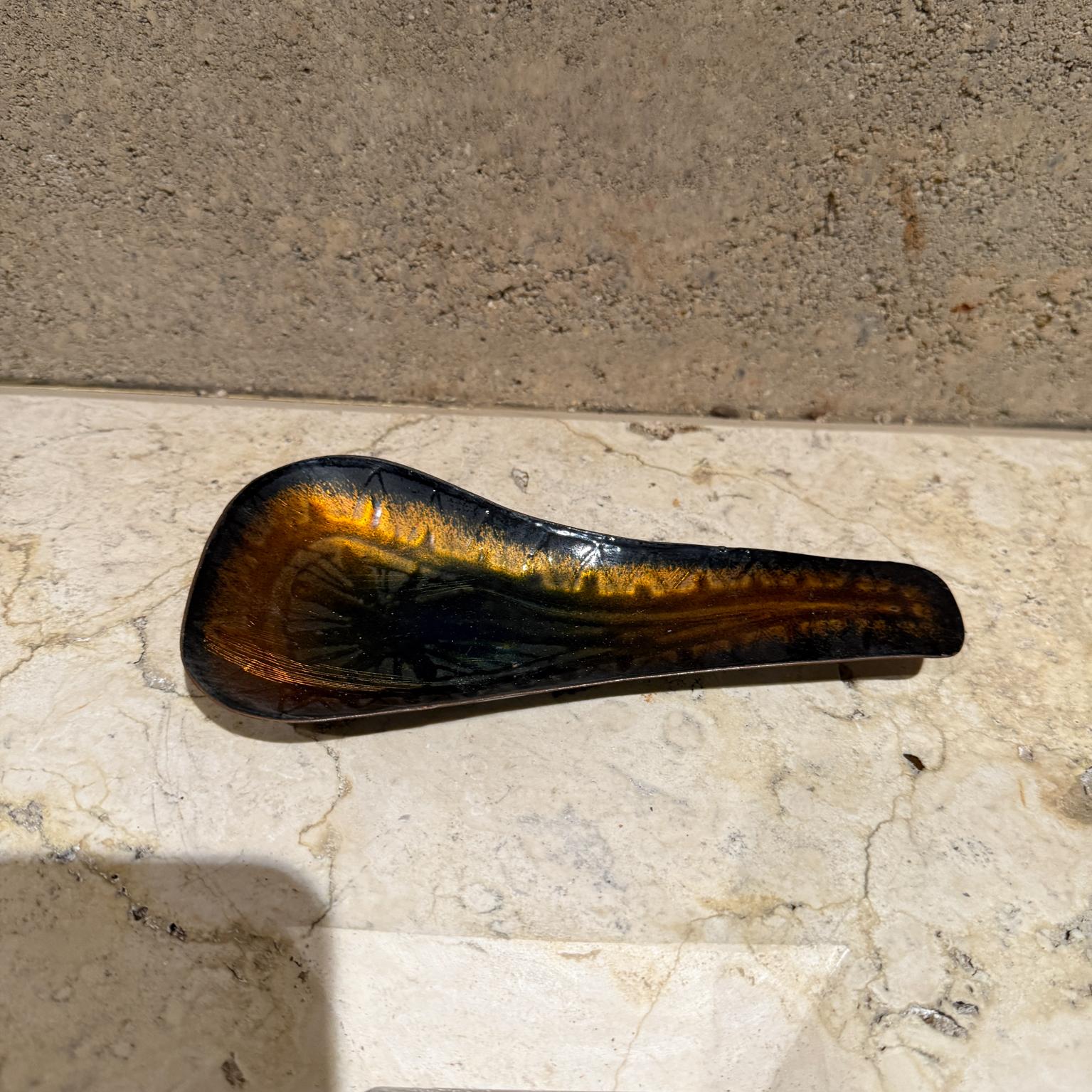 
Obra de arte en cerámica esmaltada de cobre de los años 60 firmada Cesare Verzolini & Romolo Lanciani 
8 largo x 3,78 ancho x 1 alto
Estado original de época sin restaurar. 
Presenta desgaste en los bordes. 
Consulte las imágenes. 
