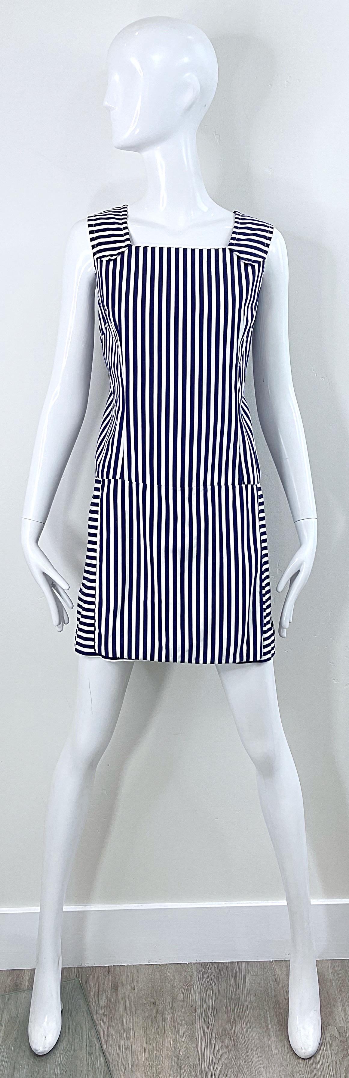 Barboteuse stylisée des années 1960, grande taille, à rayures bleu marine et blanches, avec jupe par-dessus ! Il présente des rayures verticales flatteuses sur le devant et dans le dos. Rayures horizontales contrastées sur les manches. Fermeture à