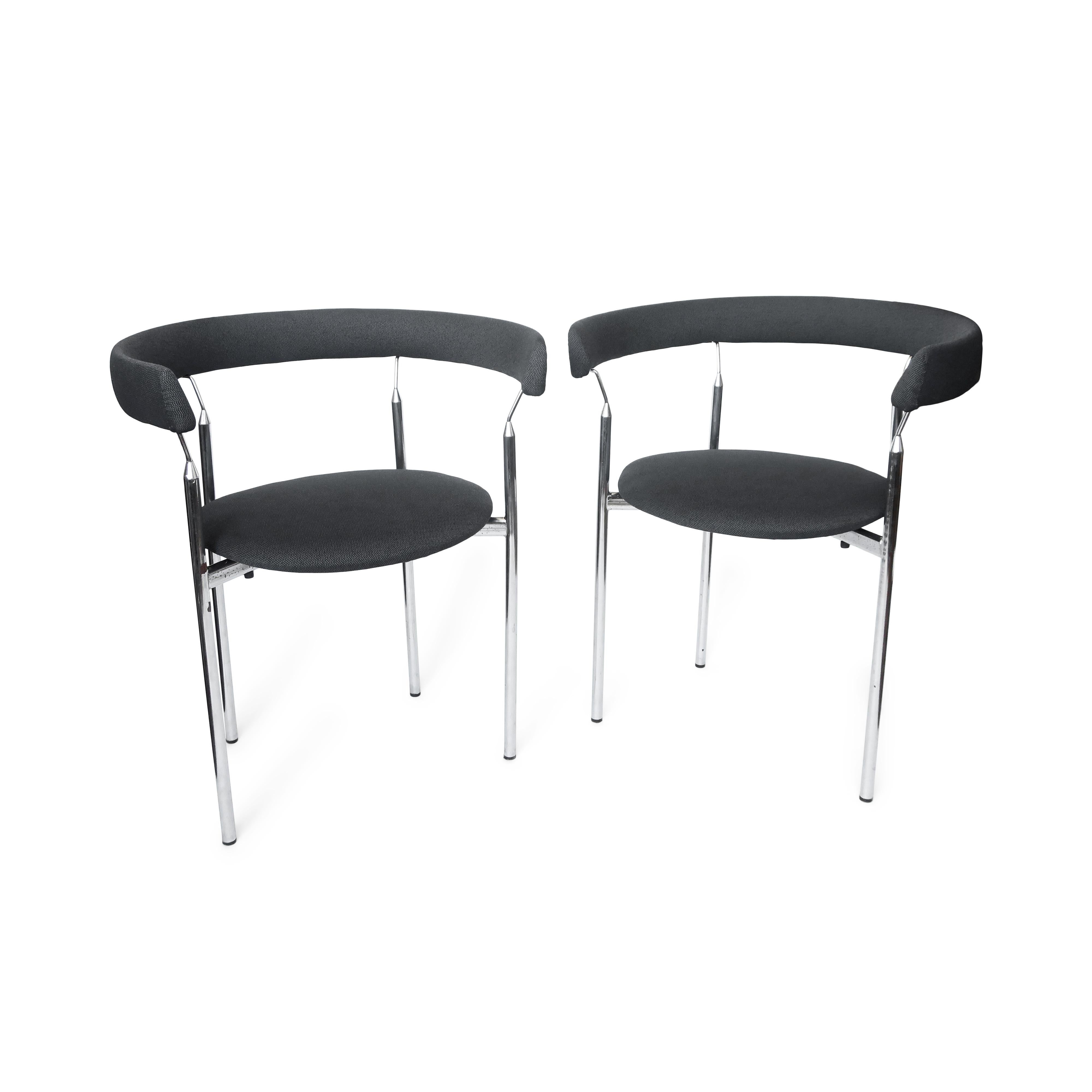 Impresionante juego de cuatro sillas de comedor diseñadas por Jan Lunde Knudsen (1922-1990) en 1961 para Sorlie Møobler de Noruega. Cuatro patas cromadas se elevan en barras tubulares rectas antes de estrecharse en pasadores que sostienen los