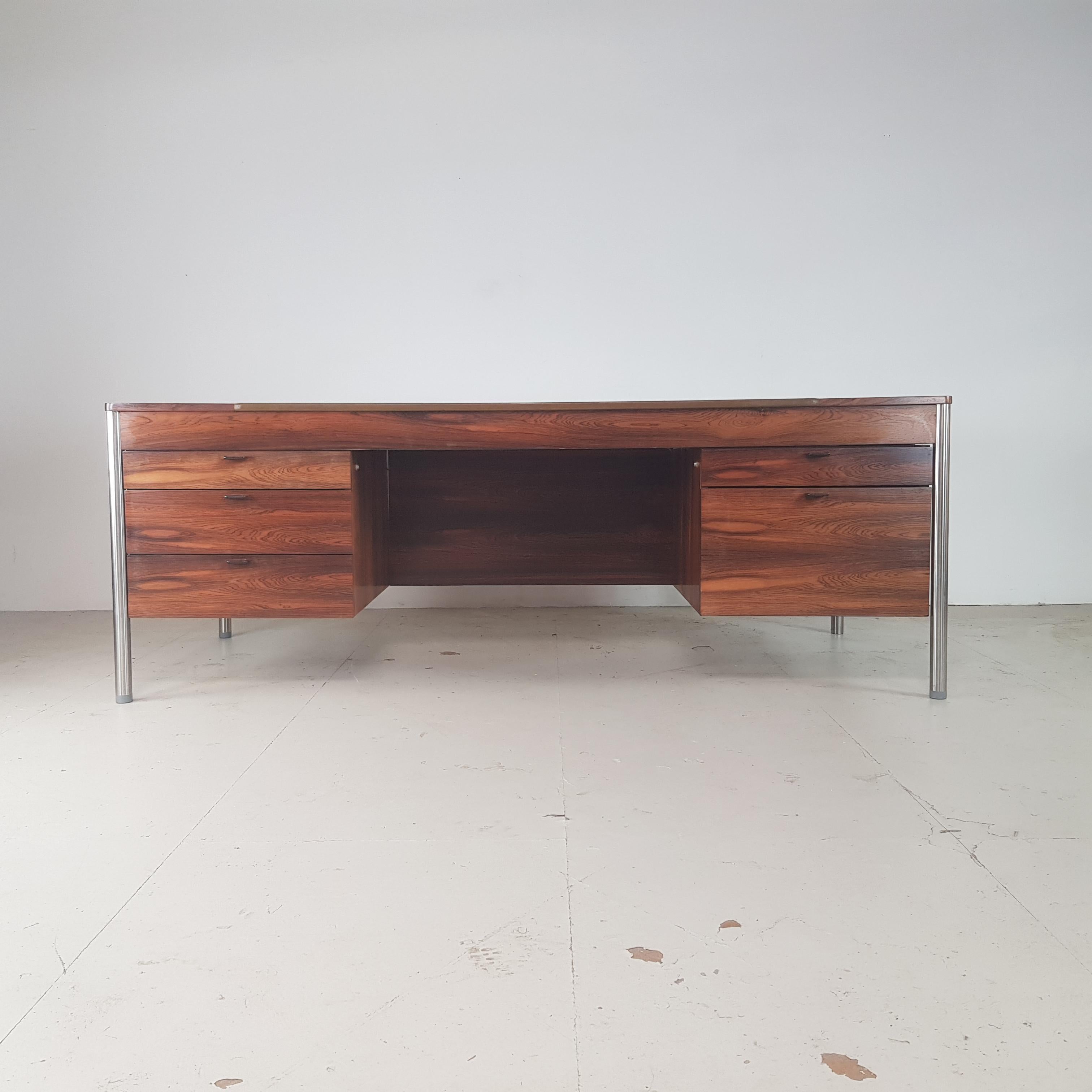 Vintage midcentury executive double pedestal rosewood desk designed by Robert Heritage for Archie Shine and sold in Heals in the early 1960s.

With 5 drawers and standing on chrome supports. Also comes with two rosewood coasters that must have