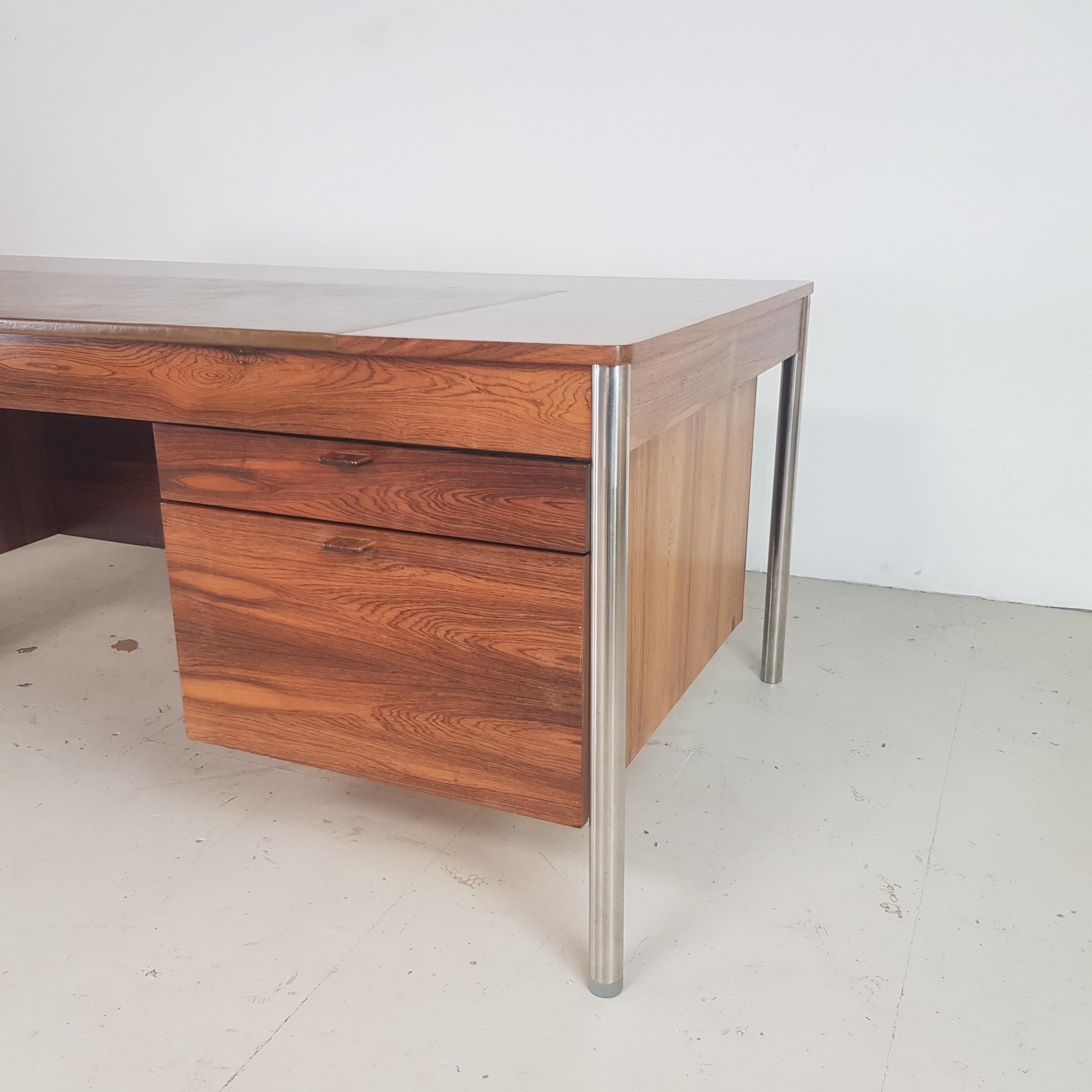 1960s Rosewood Desk by Robert Heritage for Archie Shine In Good Condition In Lewes, East Sussex