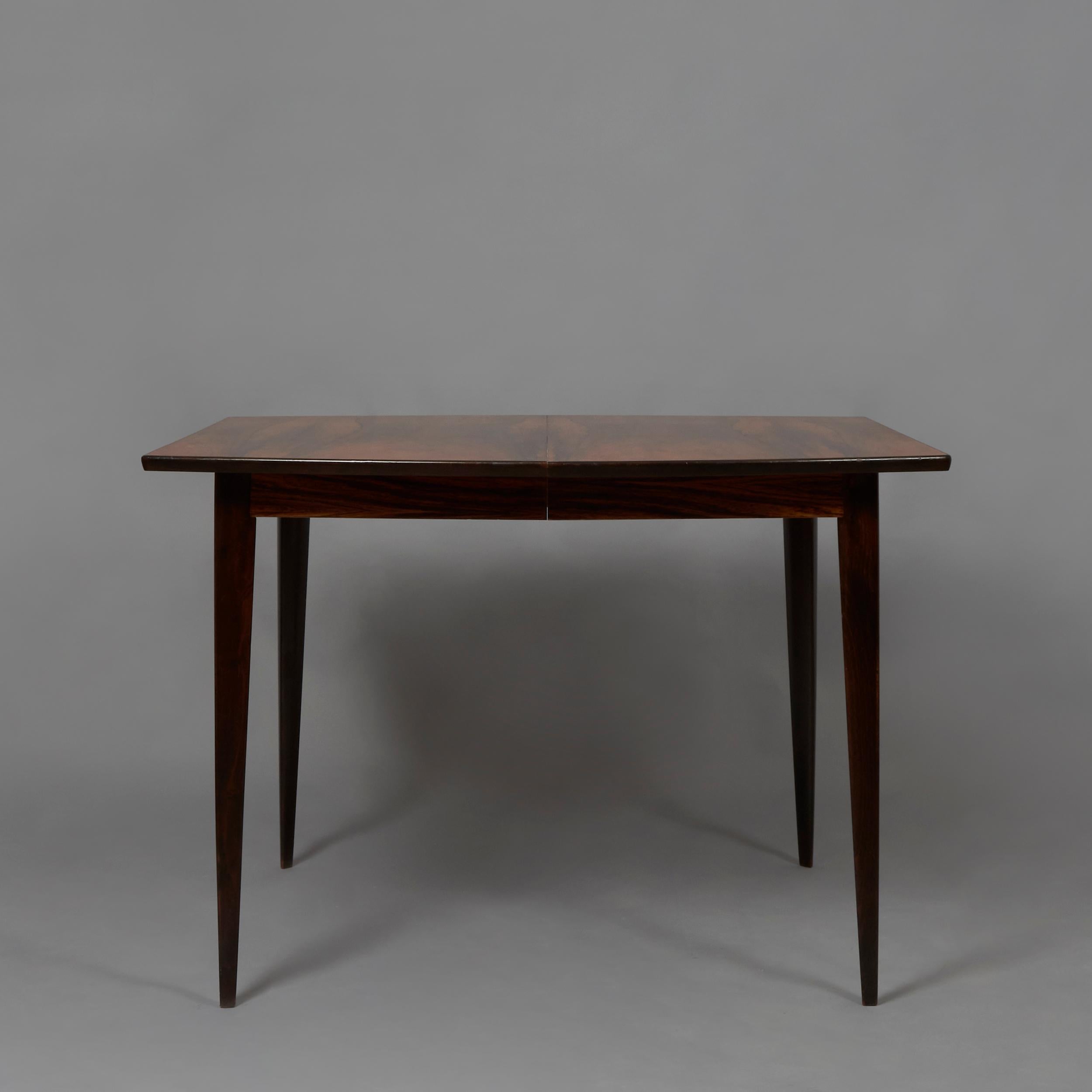 Extensible dining table in an original Squared - rounded shape made in Rosewood with a highly contrasted grain. Excellent Restored Condition. Sweden, 1960s.
The table can be extended 70 cm (27,55 in.) with two wooden extensions. 


