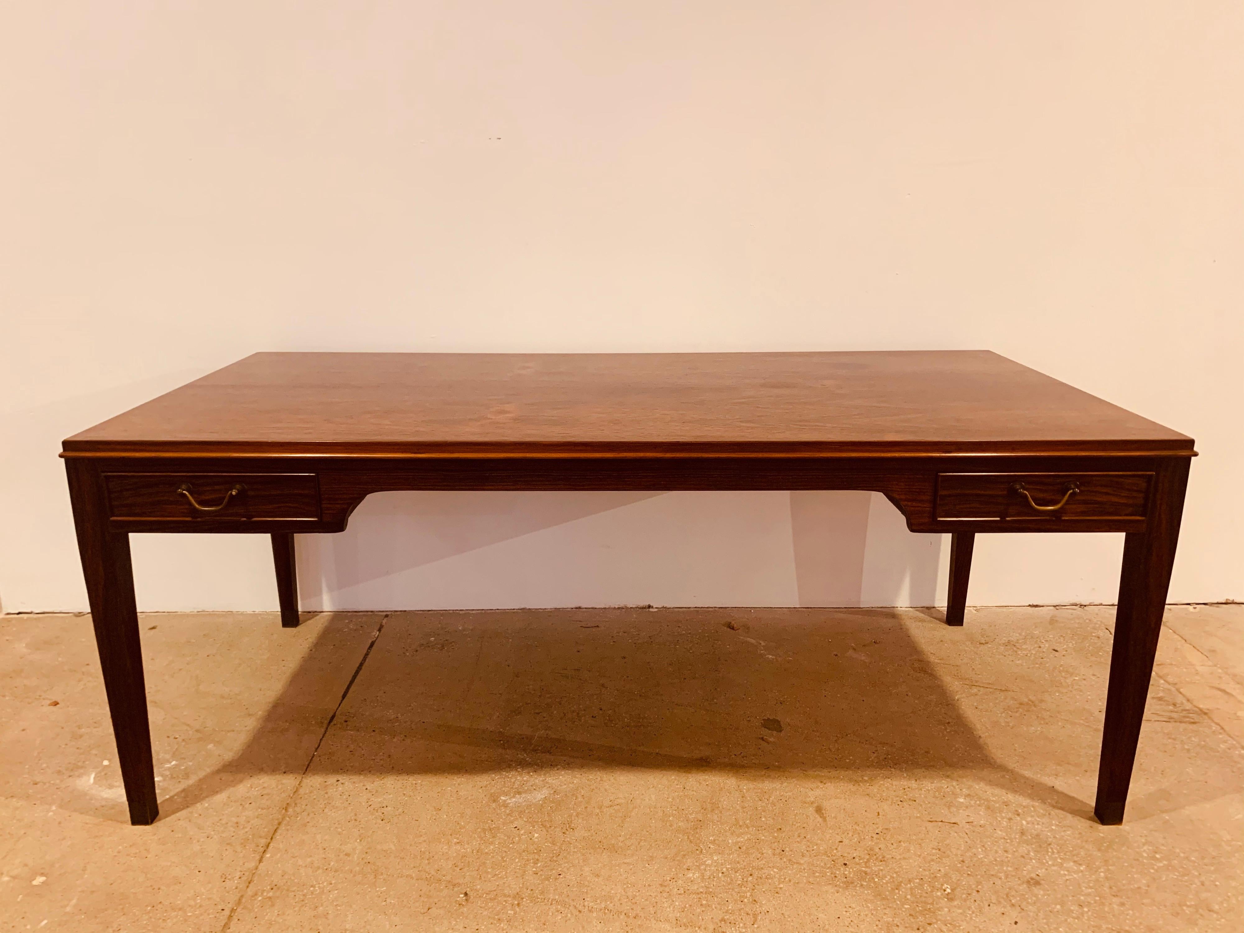 Une belle table basse classique des années 1960 en bois de rose danois avec 4 tiroirs et des poignées en laiton vieilli.