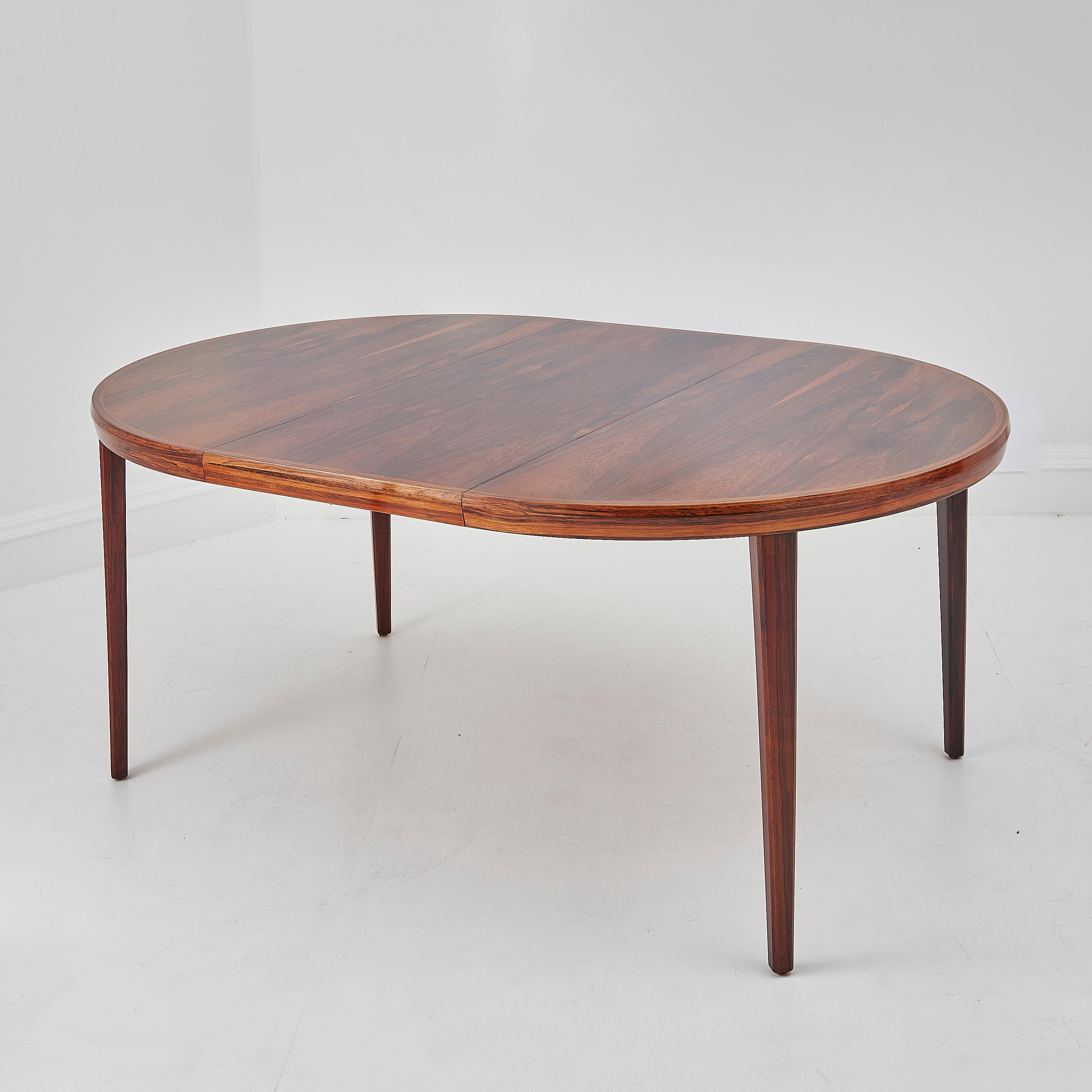 Una mesa de comedor danesa de los años 60 que ejemplifica la artesanía atemporal y la estética limpia y minimalista del diseño escandinavo de mediados de siglo. 

Fabricada en lujoso palisandro, esta mesa presenta una superficie ricamente veteada