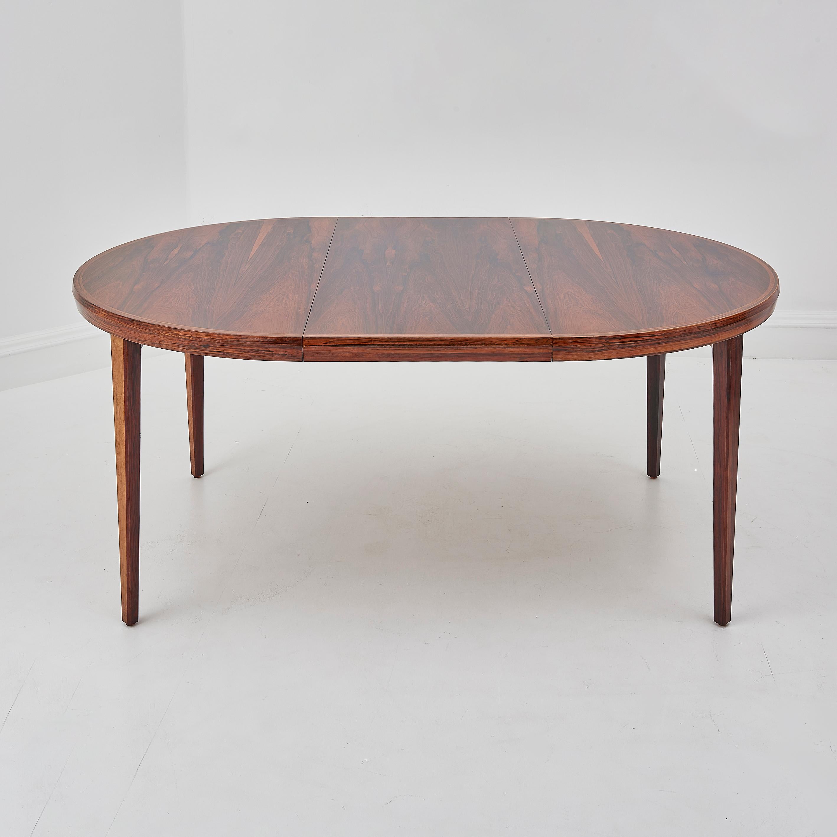 Mesa de comedor extensible danesa de mediados del siglo XX de palisandro de los años 60 en venta 1