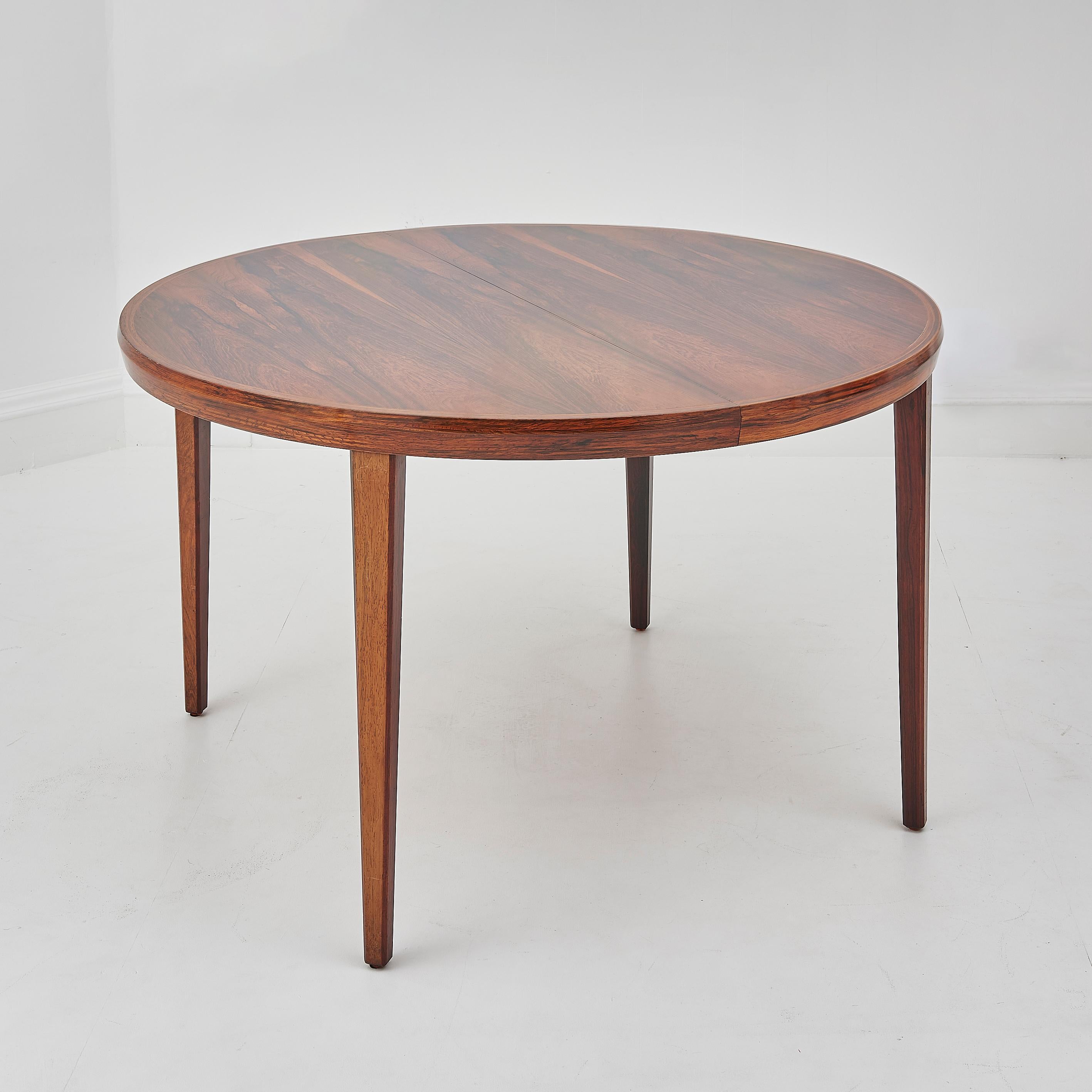 Mesa de comedor extensible danesa de mediados del siglo XX de palisandro de los años 60 en venta 2