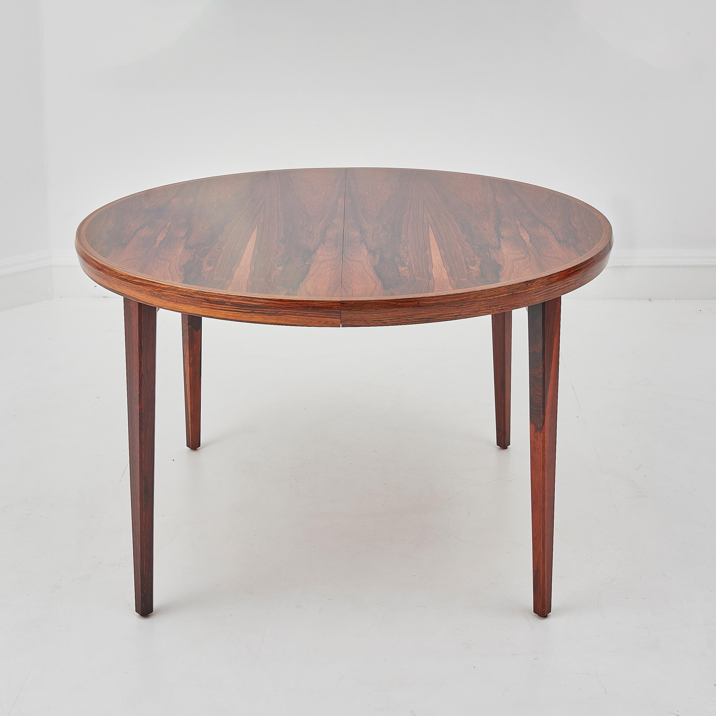 Mesa de comedor extensible danesa de mediados del siglo XX de palisandro de los años 60 en venta 3