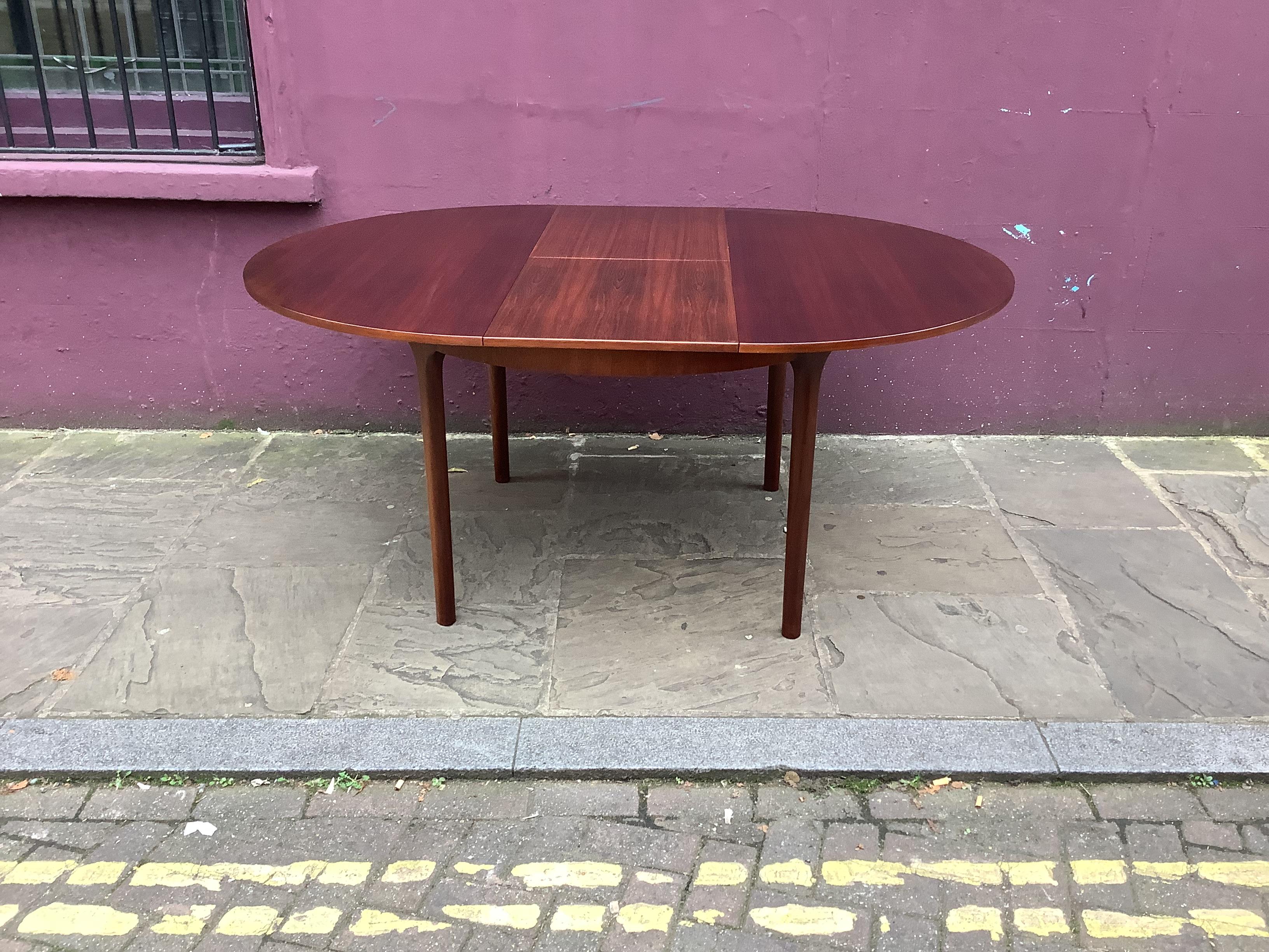 Esta mesa de comedor redonda extensible fue fabricada por Mcintosh en la década de 1960

168 cm totalmente extendido
122 cm cerrado

74cm  alta