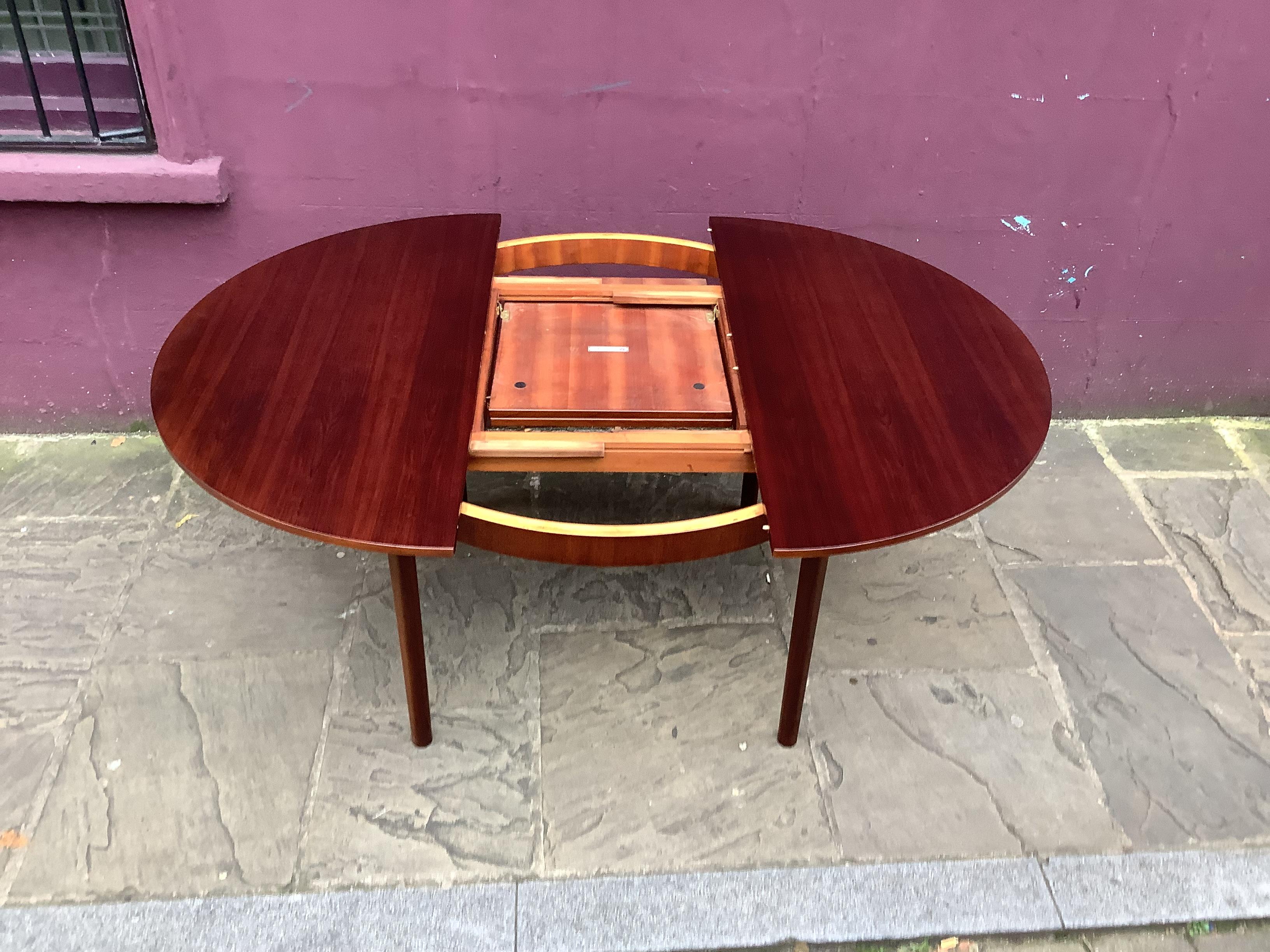 Mesa de comedor redonda extensible de palisandro de los años 60, de Mclntosh Moderno de mediados de siglo en venta
