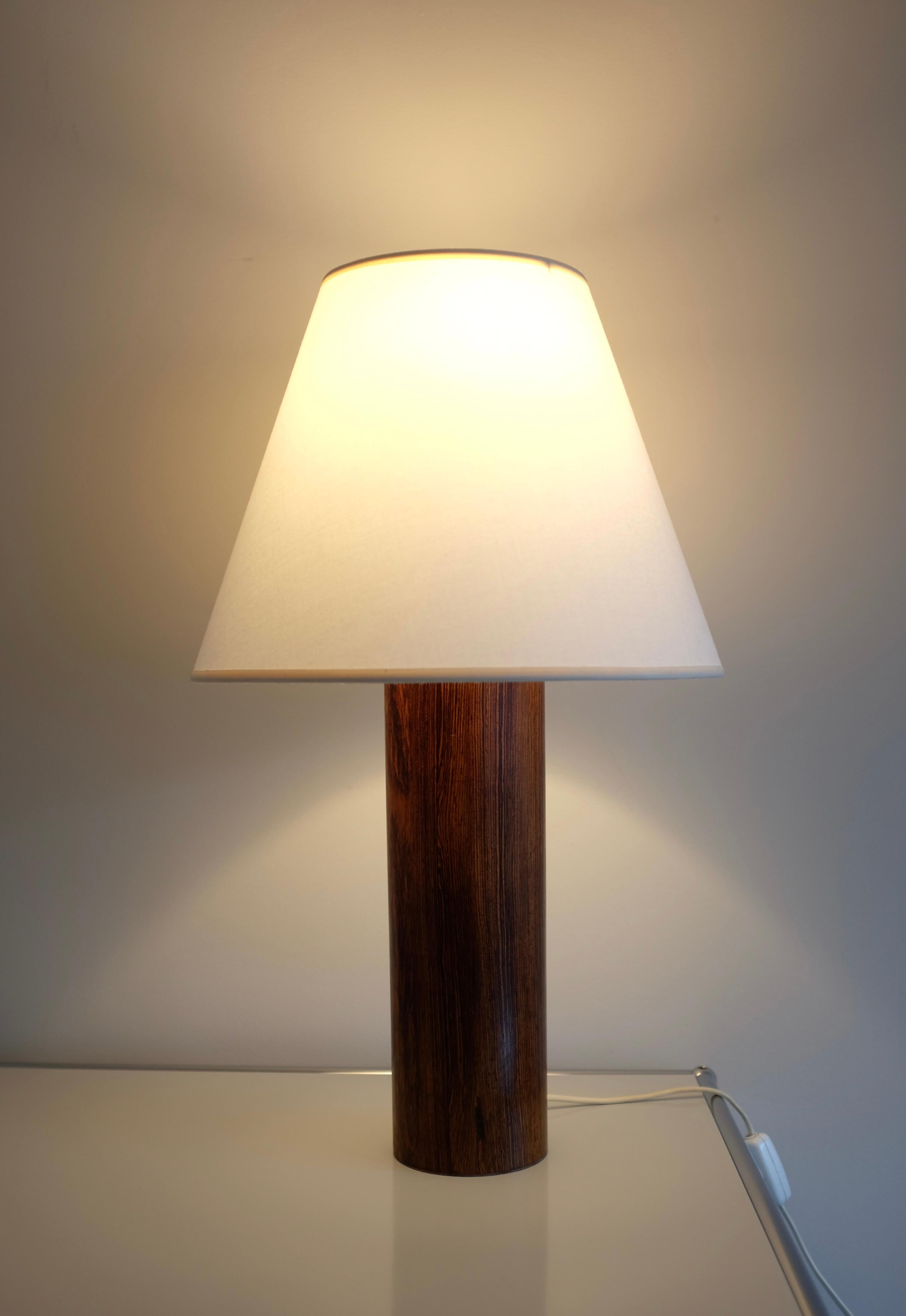Lampe de table en bois de rose des années 1960 par Luxus en vente 1