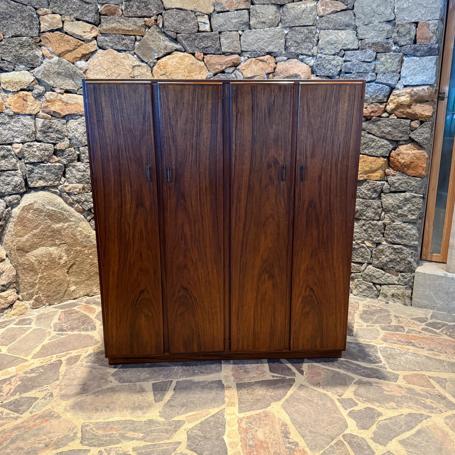 Mid-Century moderno 1960 Jack Cartwright Cabinet Dresser in legno di palissandro Founders Mid Century Modern in vendita