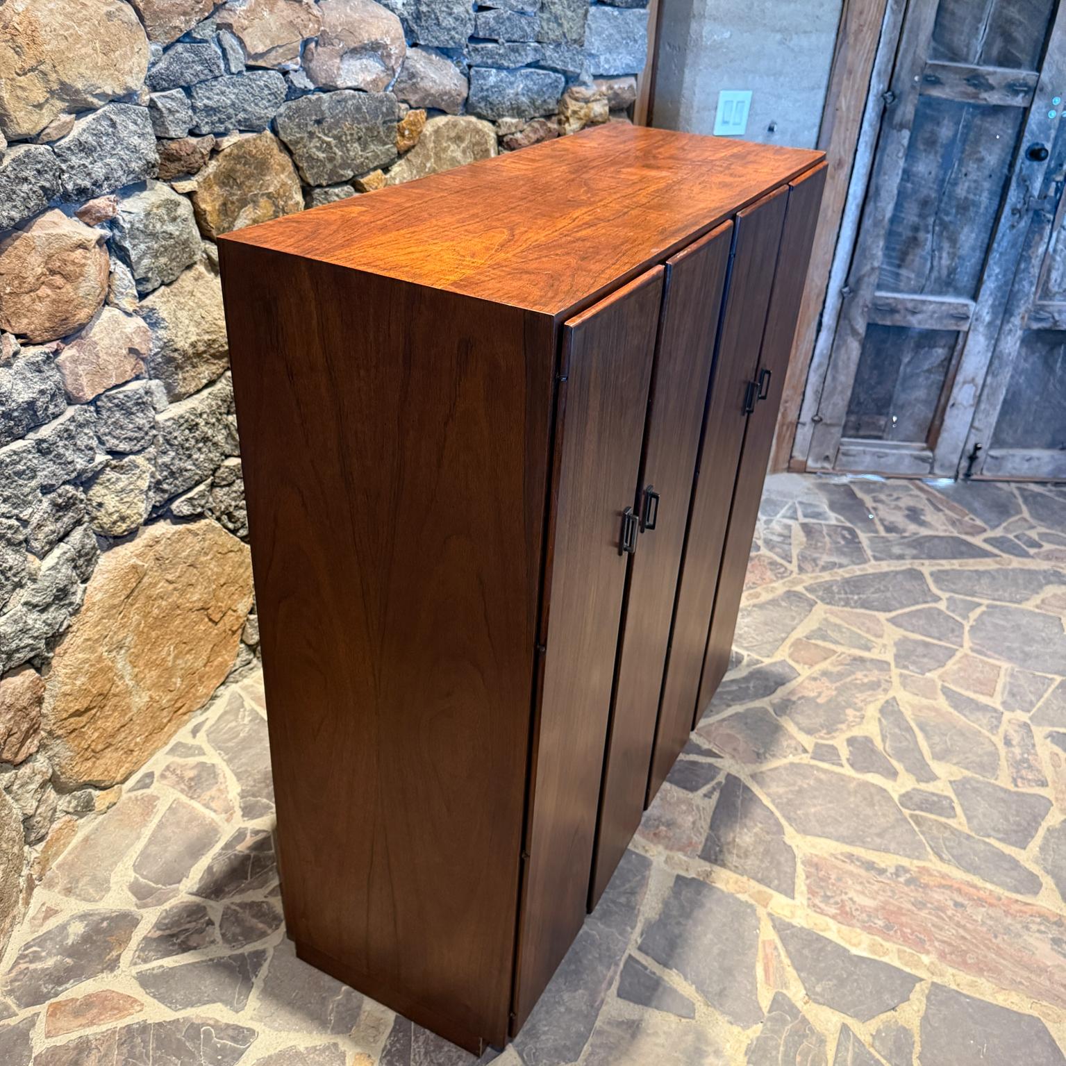 XX secolo 1960 Jack Cartwright Cabinet Dresser in legno di palissandro Founders Mid Century Modern in vendita