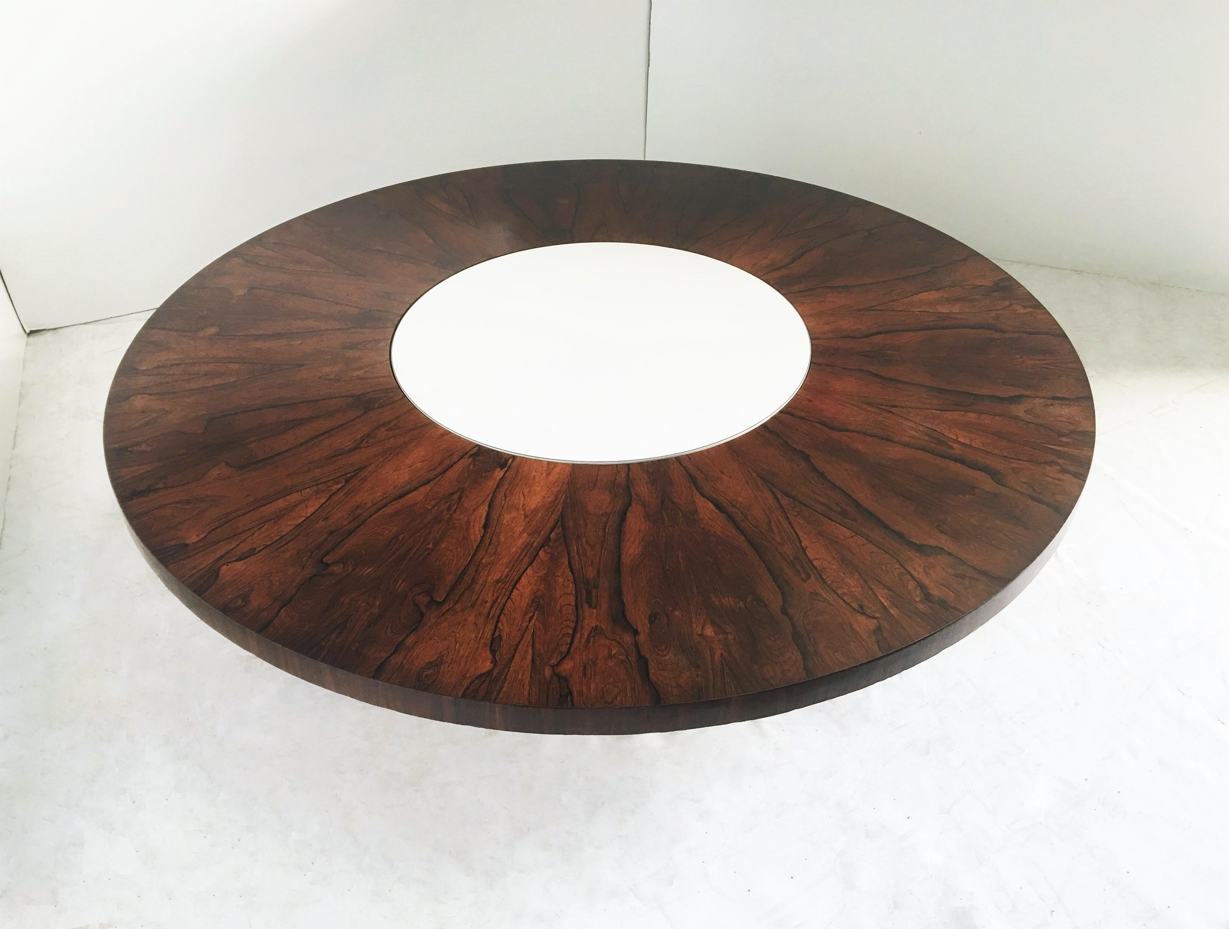 This incredible rotating Lazy-Susan cocktail table was designed by Milo Baughman for Thayer Coggin. Designed and debuted in 1968 as part of the Environment 70 Collection. Featuring a stunning refinished rosewood top with vivid grain and detail on a