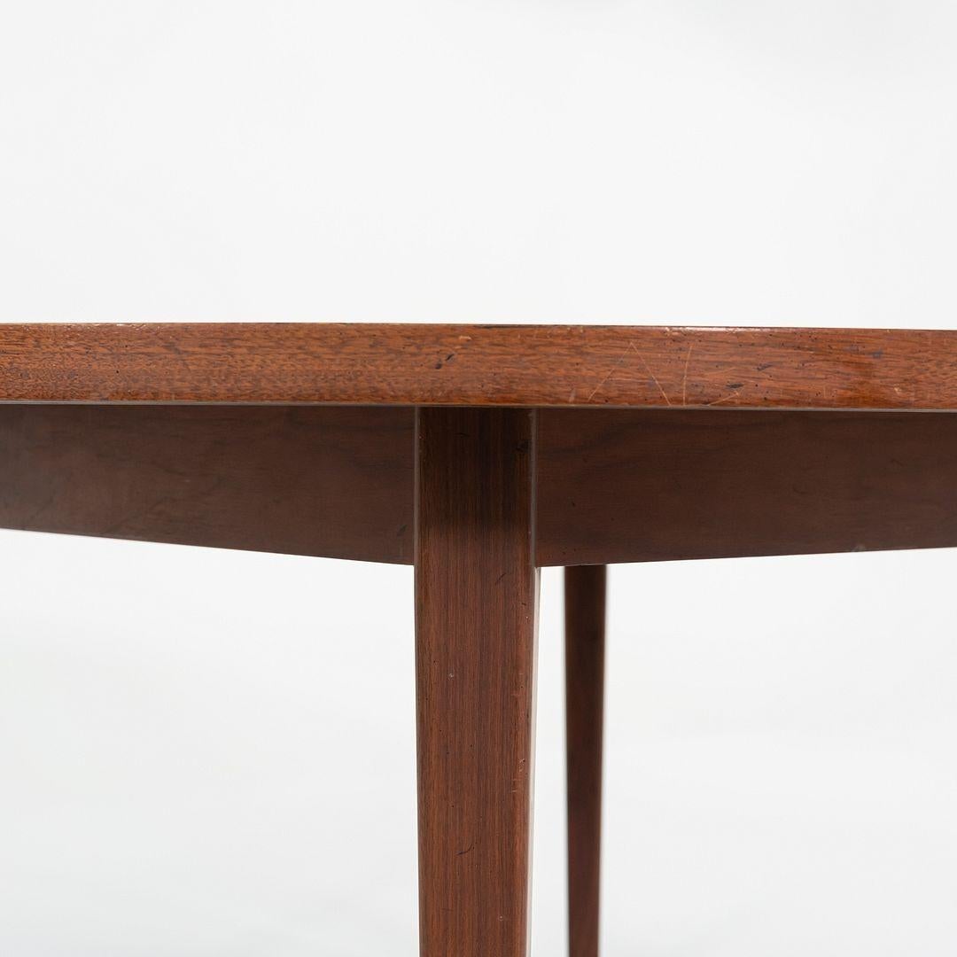 1960s Round American Modern Walnut Dining / Conference Table 72 inch en vente 5