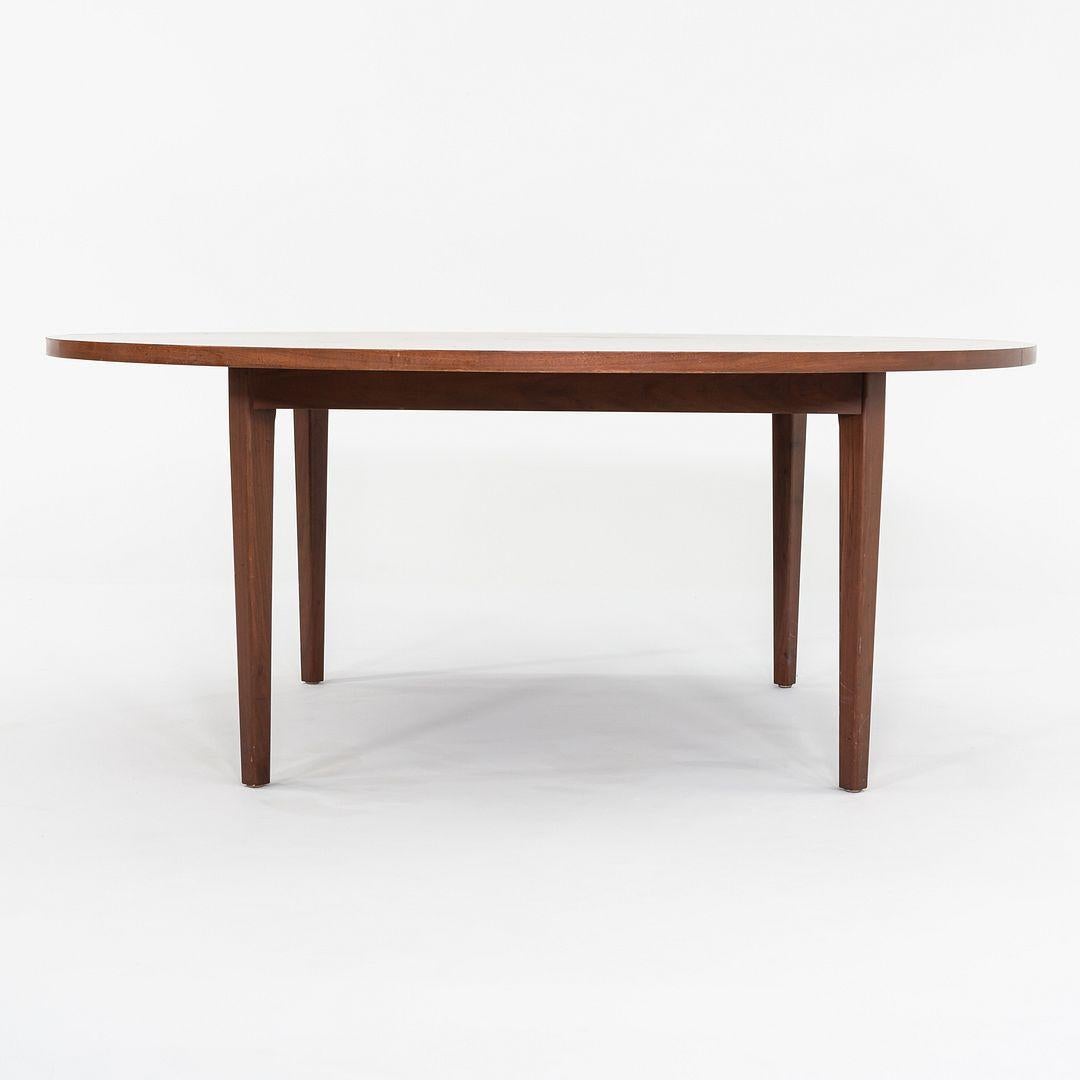 Il s'agit d'une table de salle à manger moderne en noyer américain provenant du siège de la compagnie d'assurance Home Life of America. Cette pièce date des années 1960 et est similaire à des œuvres de Jens Risom ou de Florence Knoll, mais il n'est