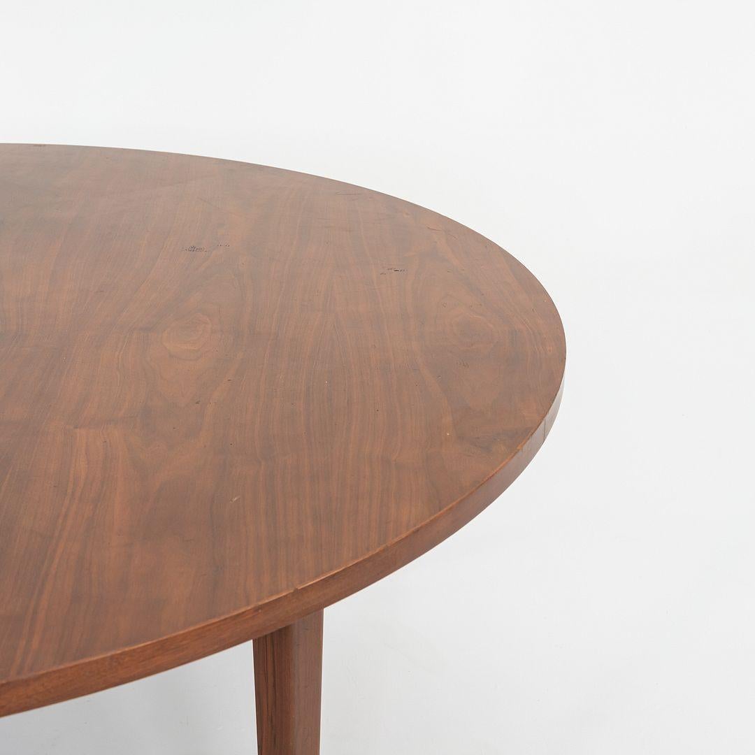 1960s Round American Modern Walnut Dining / Conference Table 72 inch Bon état - En vente à Philadelphia, PA