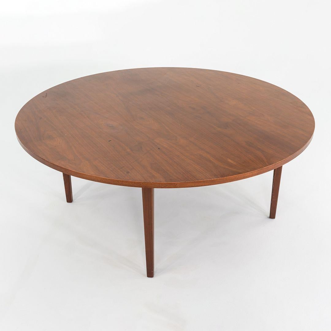 Milieu du XXe siècle 1960s Round American Modern Walnut Dining / Conference Table 72 inch en vente