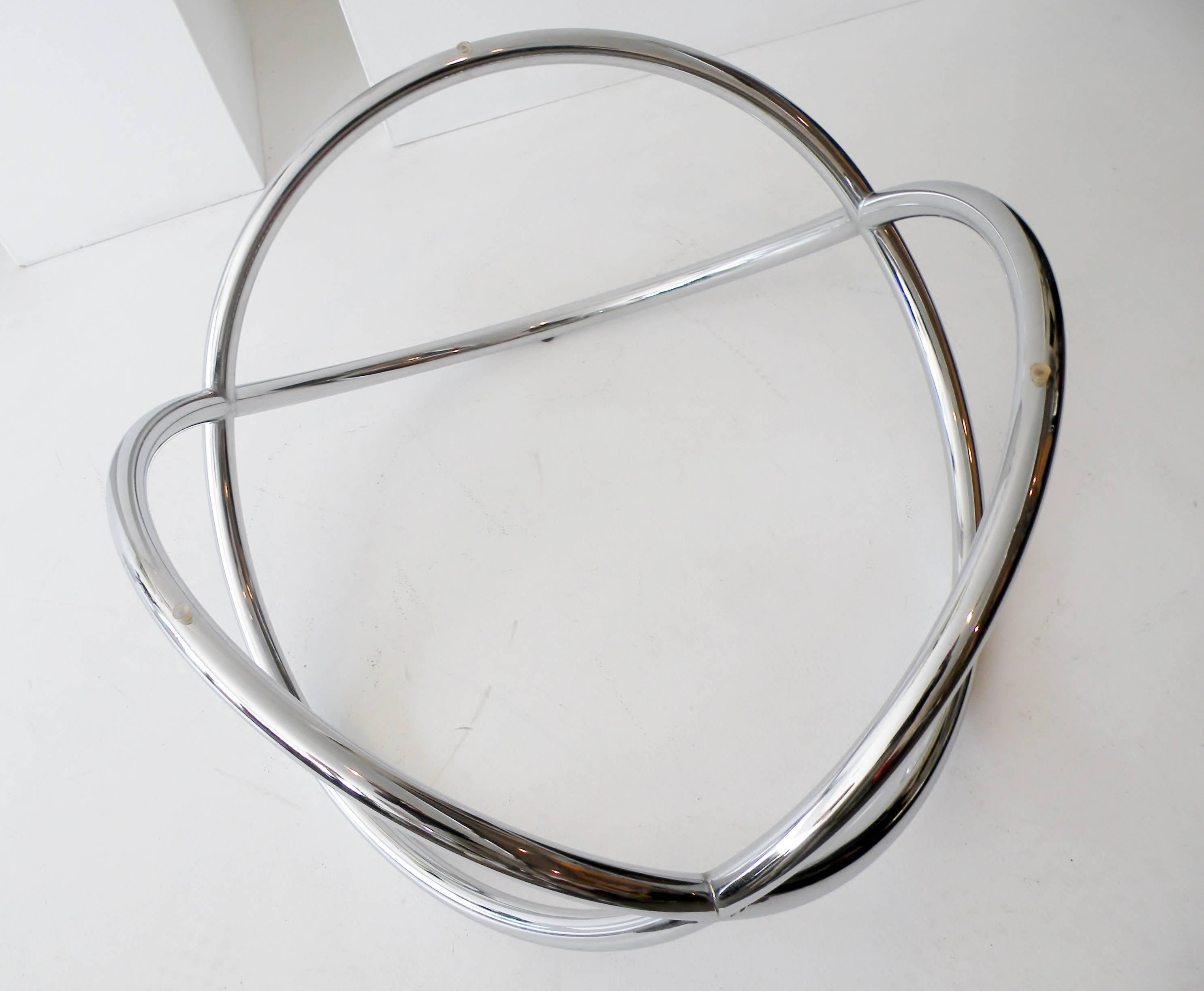 1960s Round Chrome and Glass Knotted Pretzel Twist Cocktail Table For Sale 1