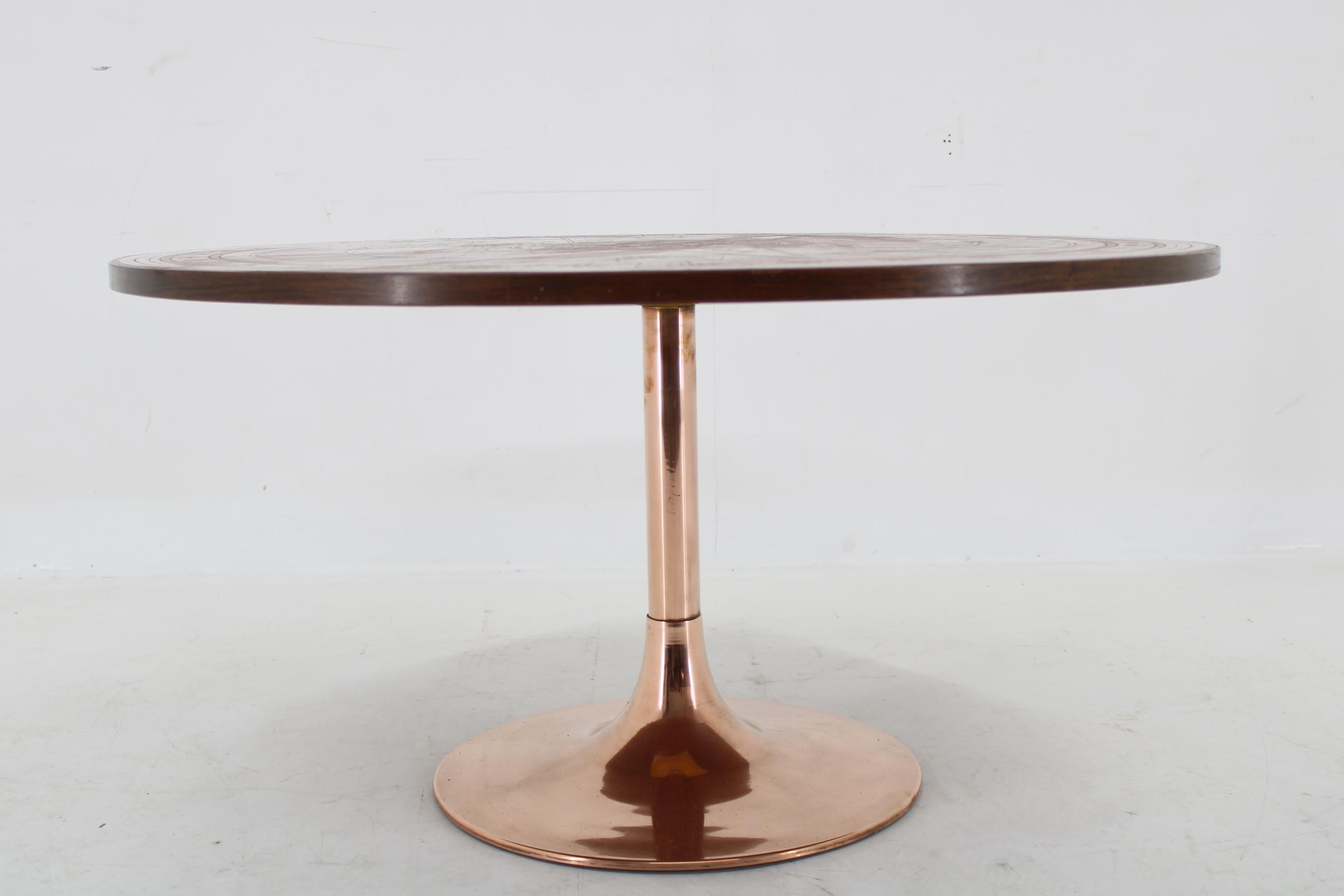 Danois Table basse ronde en cuivre des années 1960, Danemark en vente