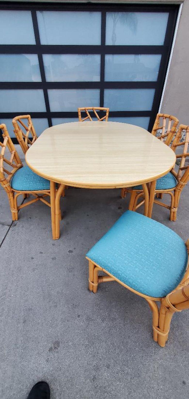 1960s Round Rattan Dining Table With 6 Rattan Dining Chairs And 1 Wide Leaf In Good Condition For Sale In Monrovia, CA