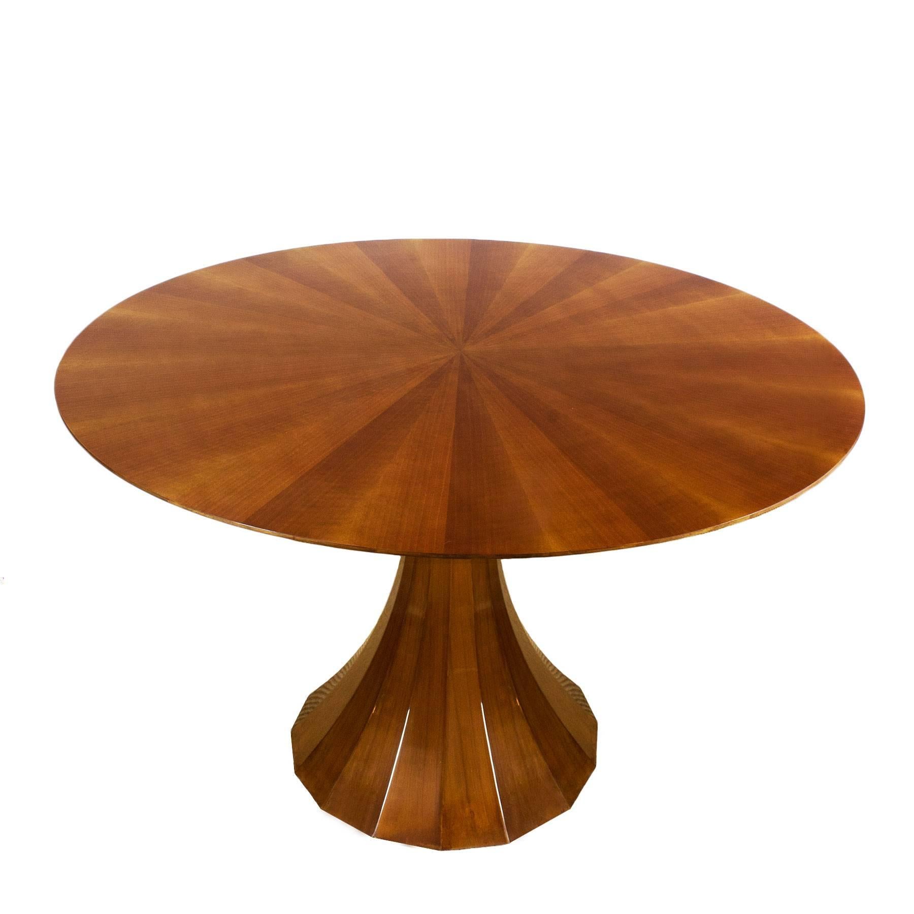 Round table with central polygonal stand, walnut veneer. Rays of sunshine walnut marquetry on top. French polish.

Italy, circa 1960.
