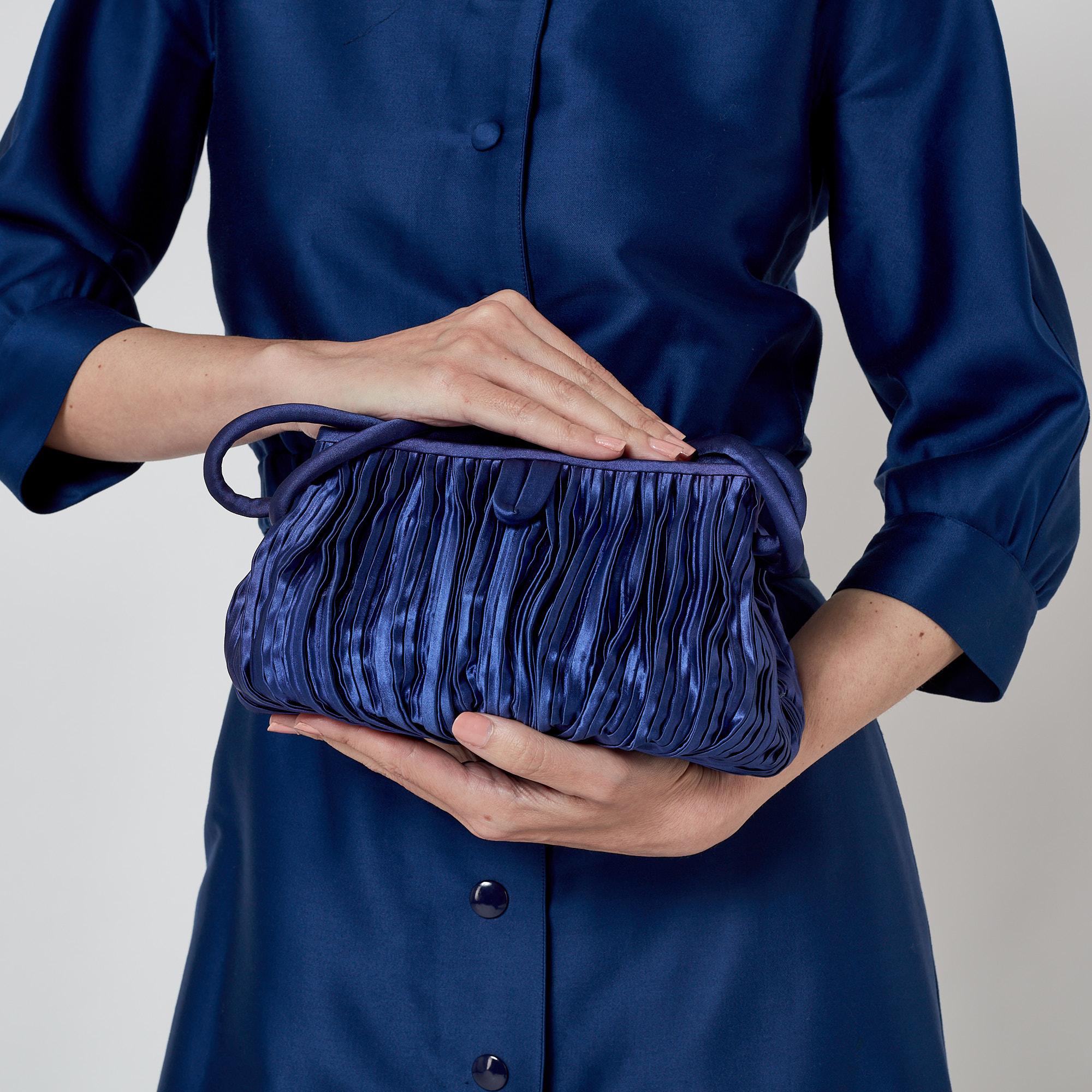 De las mujeres 1960s Royal Blue Silk Satin Pleated Handbag en venta