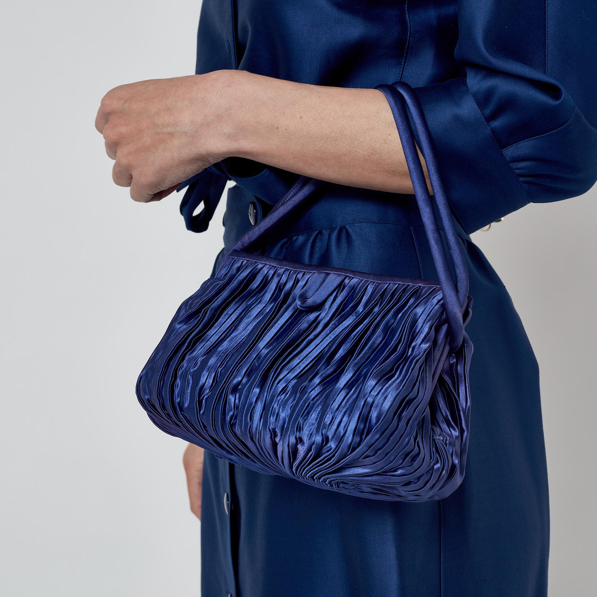1960s Royal Blue Silk Satin Pleated Handbag en venta 1