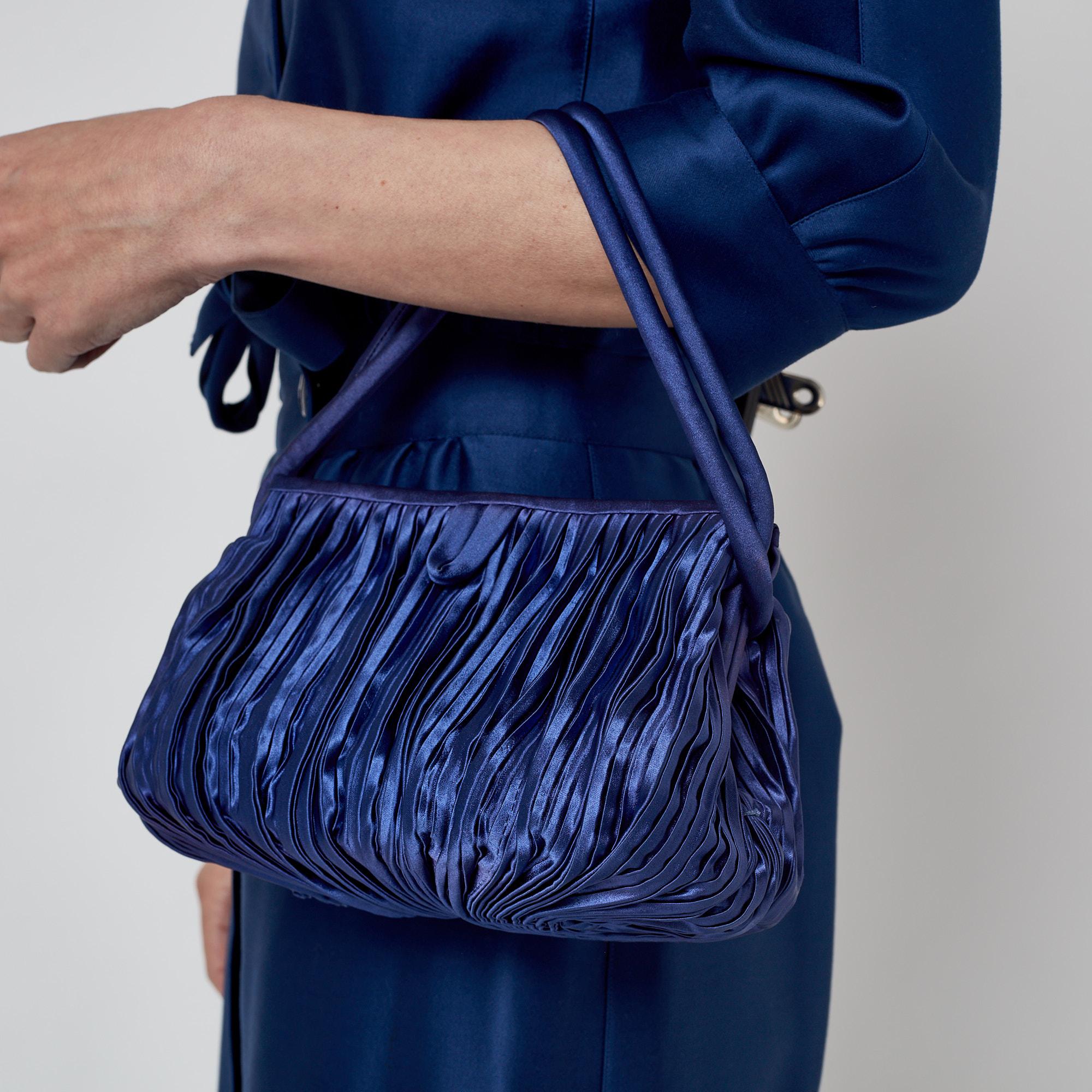 1960s Royal Blue Silk Satin Pleated Handbag en venta 2