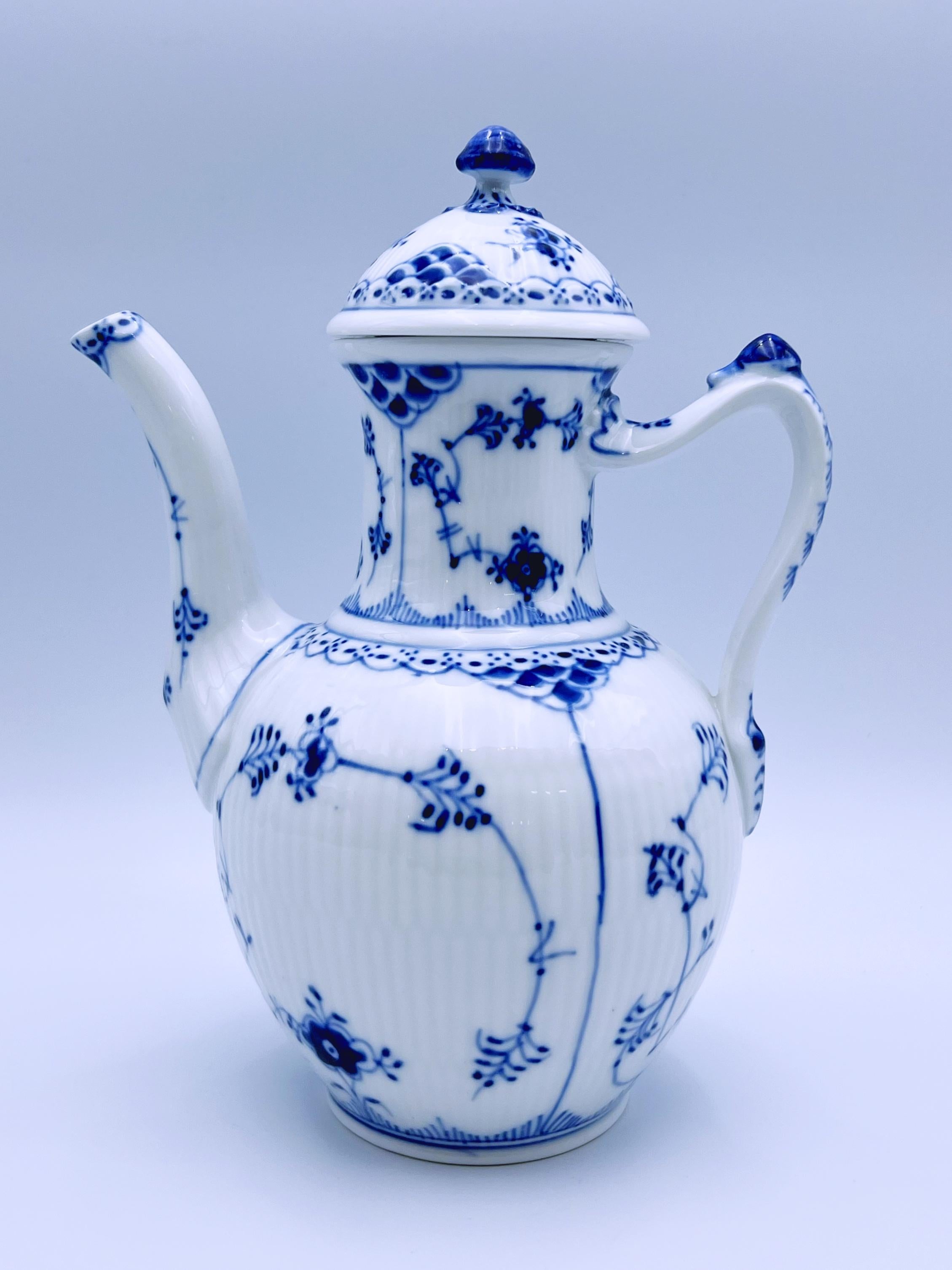 Cafetière vintage en porcelaine avec une décoration peinte à la main sous glaçure du motif cannelé bleu de Royal Copenhagen, Danemark. 

Article : Cruche / pot à café / thé
Supports : Porcelaine émaillée
Origine : Danemark
Décor / Motif : Bleu