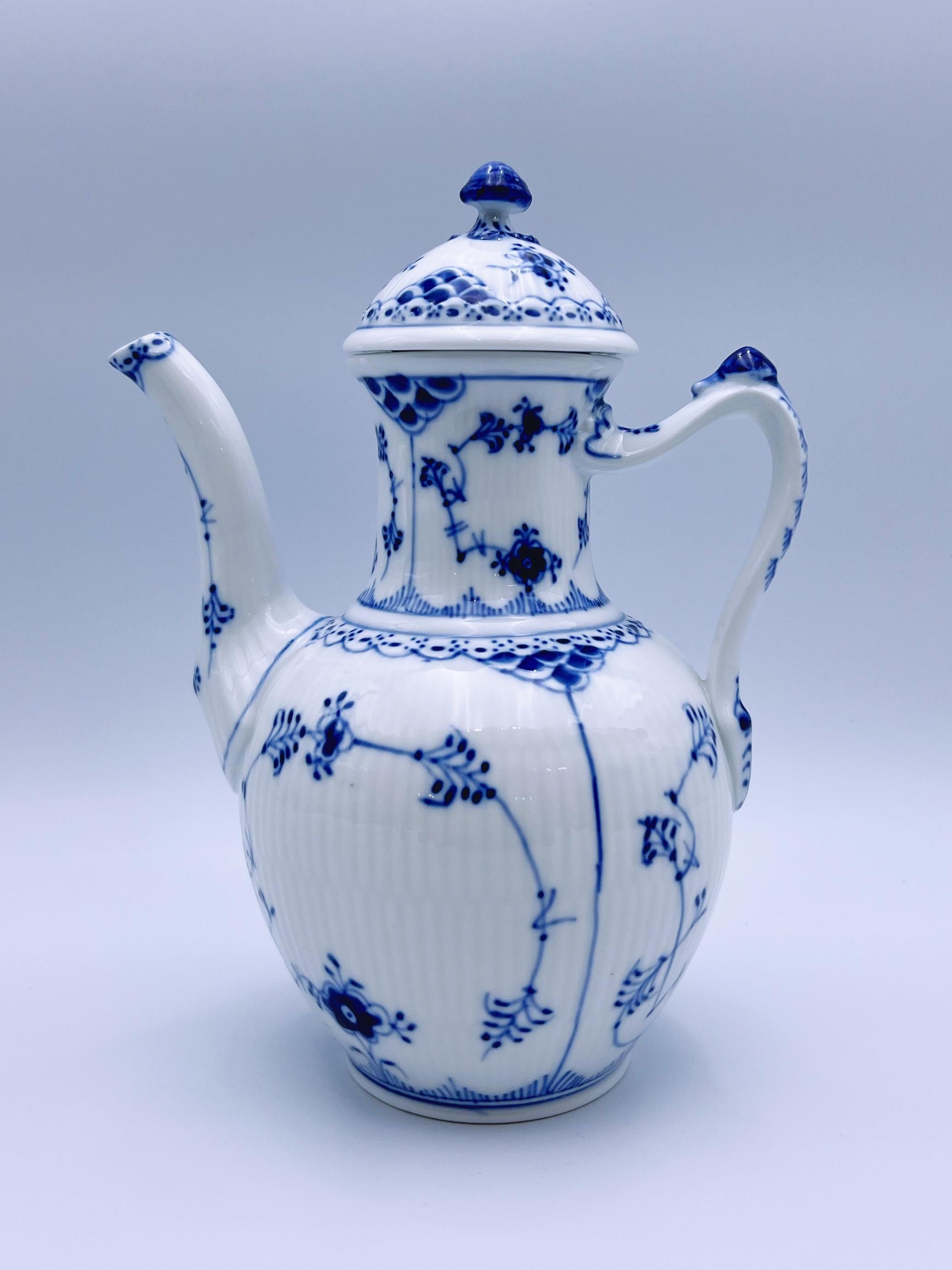 Art nouveau Cafetière/théière Royal Copenhagen bleue des années 1960, peinte à la main, 1st-sorting en vente