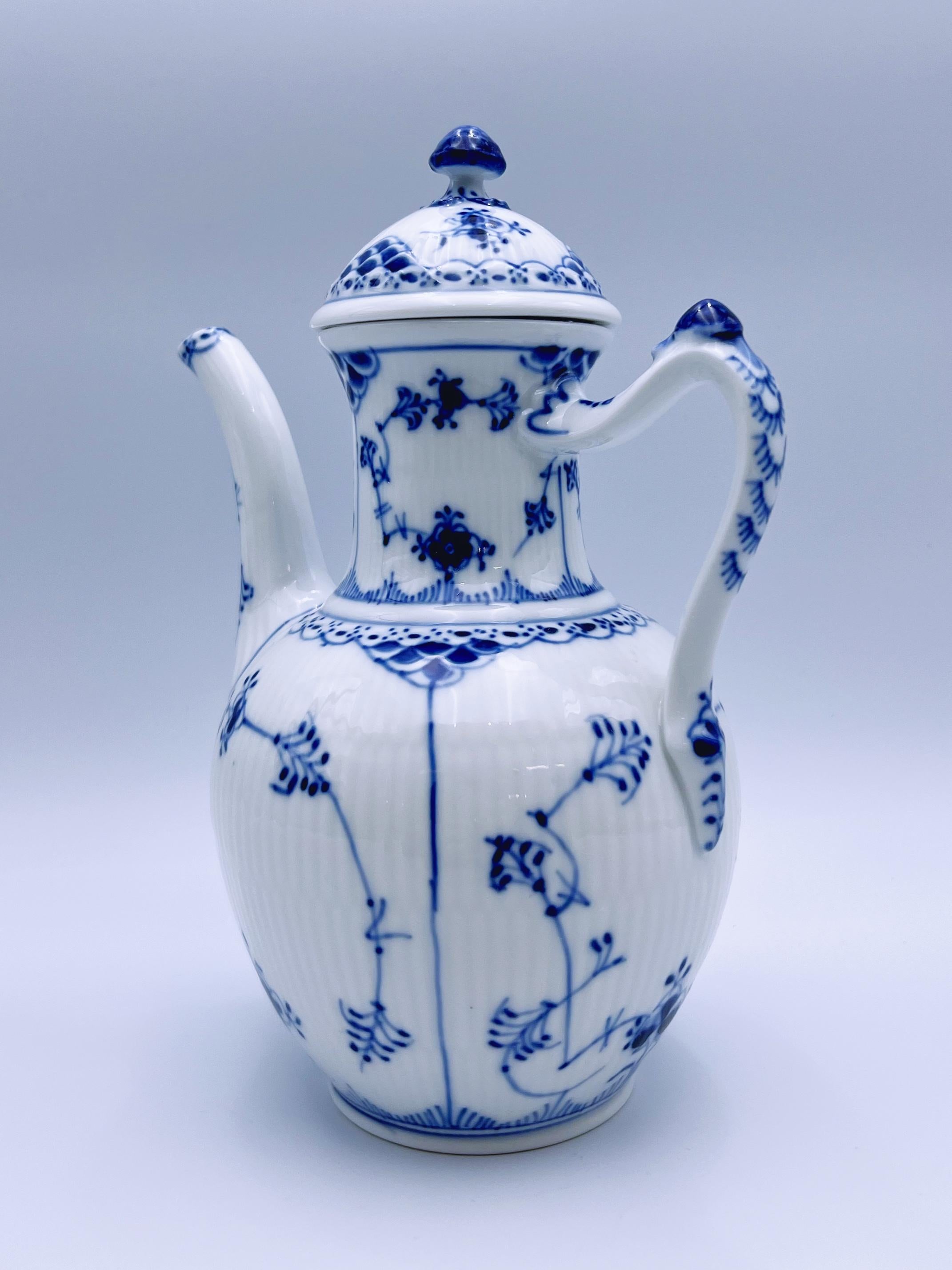 Fait main Cafetière/théière Royal Copenhagen bleue des années 1960, peinte à la main, 1st-sorting en vente