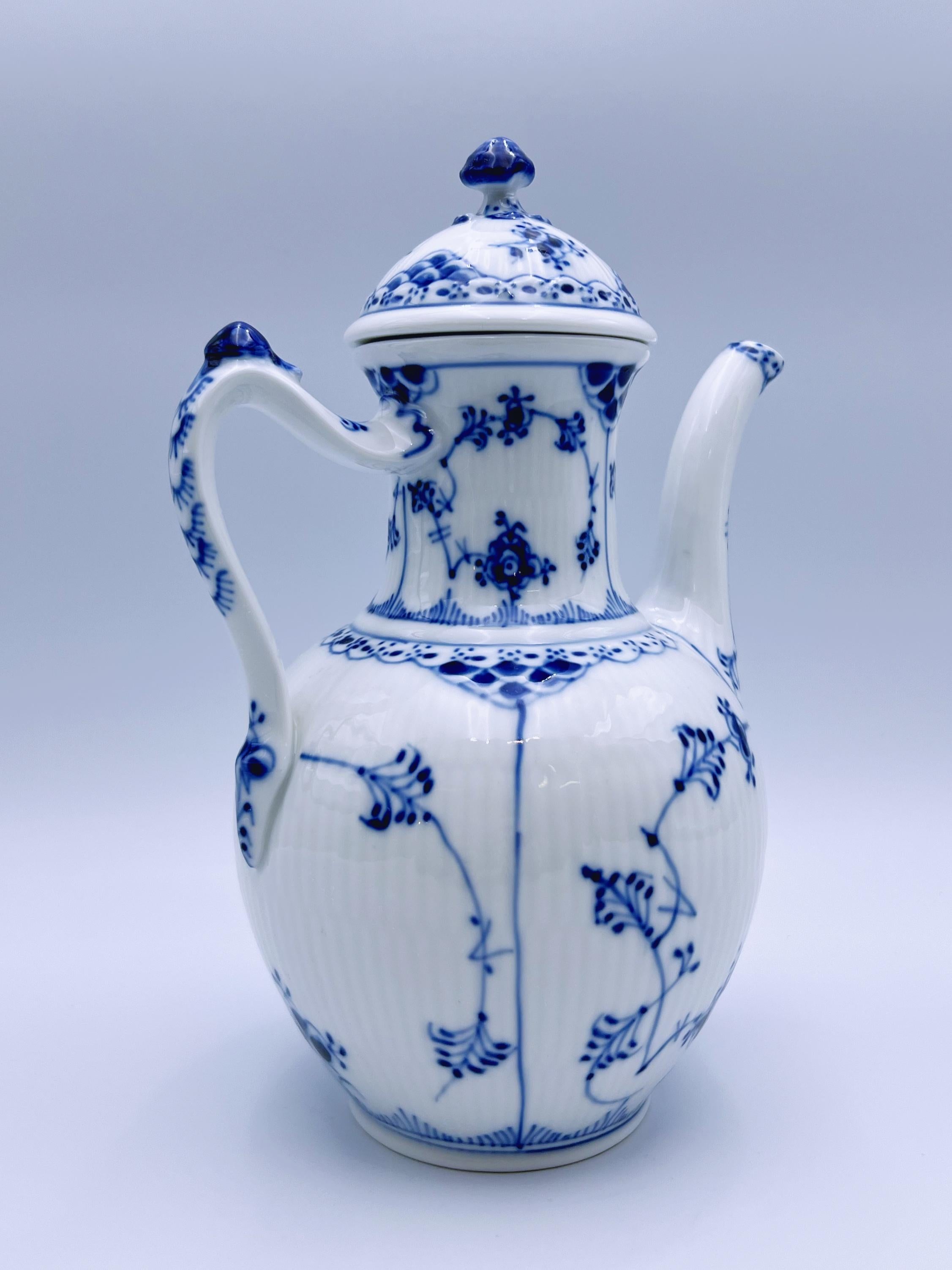 Cafetière/théière Royal Copenhagen bleue des années 1960, peinte à la main, 1st-sorting Bon état - En vente à Skien, NO
