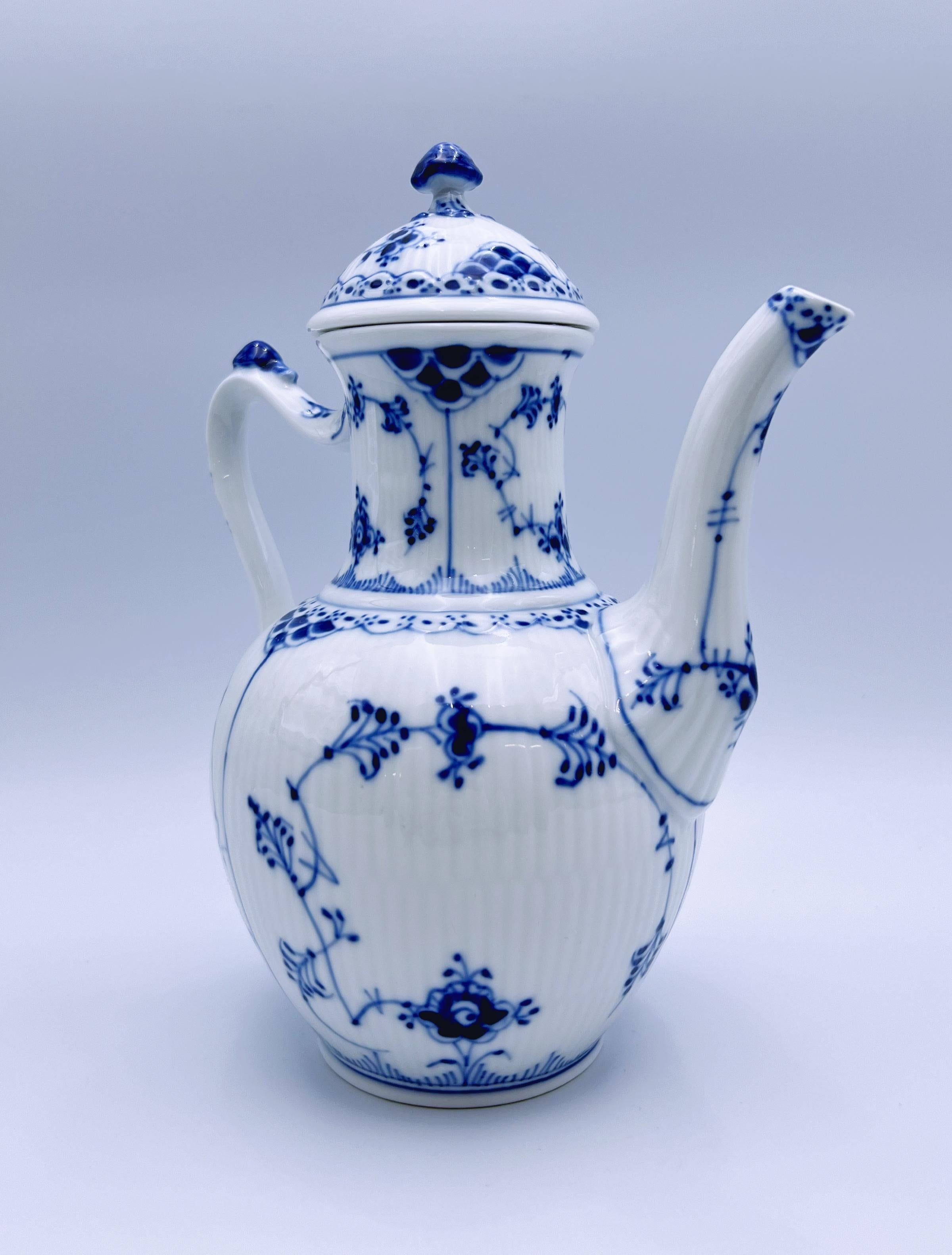 Milieu du XXe siècle Cafetière/théière Royal Copenhagen bleue des années 1960, peinte à la main, 1st-sorting en vente