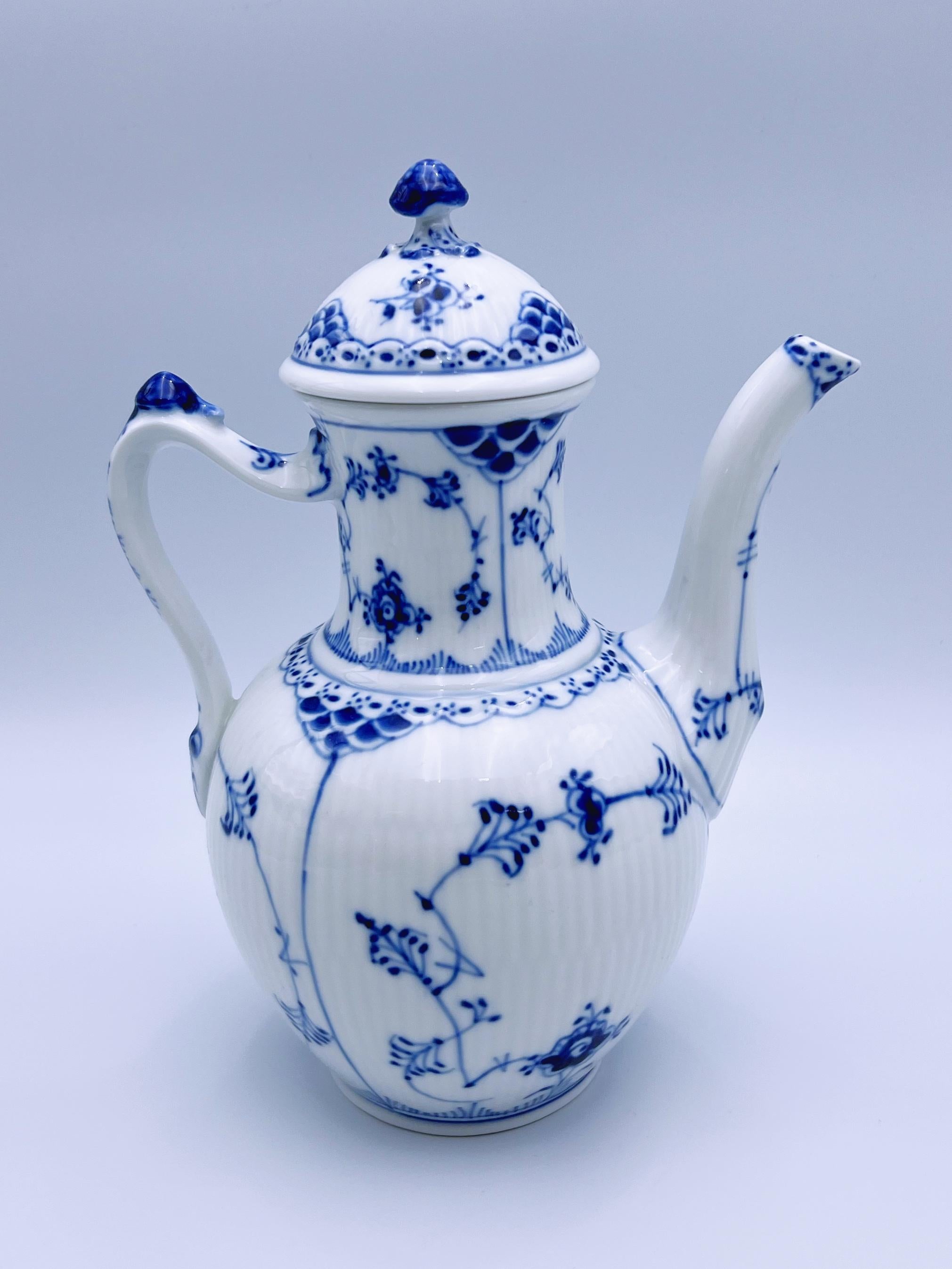 Porcelaine Cafetière/théière Royal Copenhagen bleue des années 1960, peinte à la main, 1st-sorting en vente