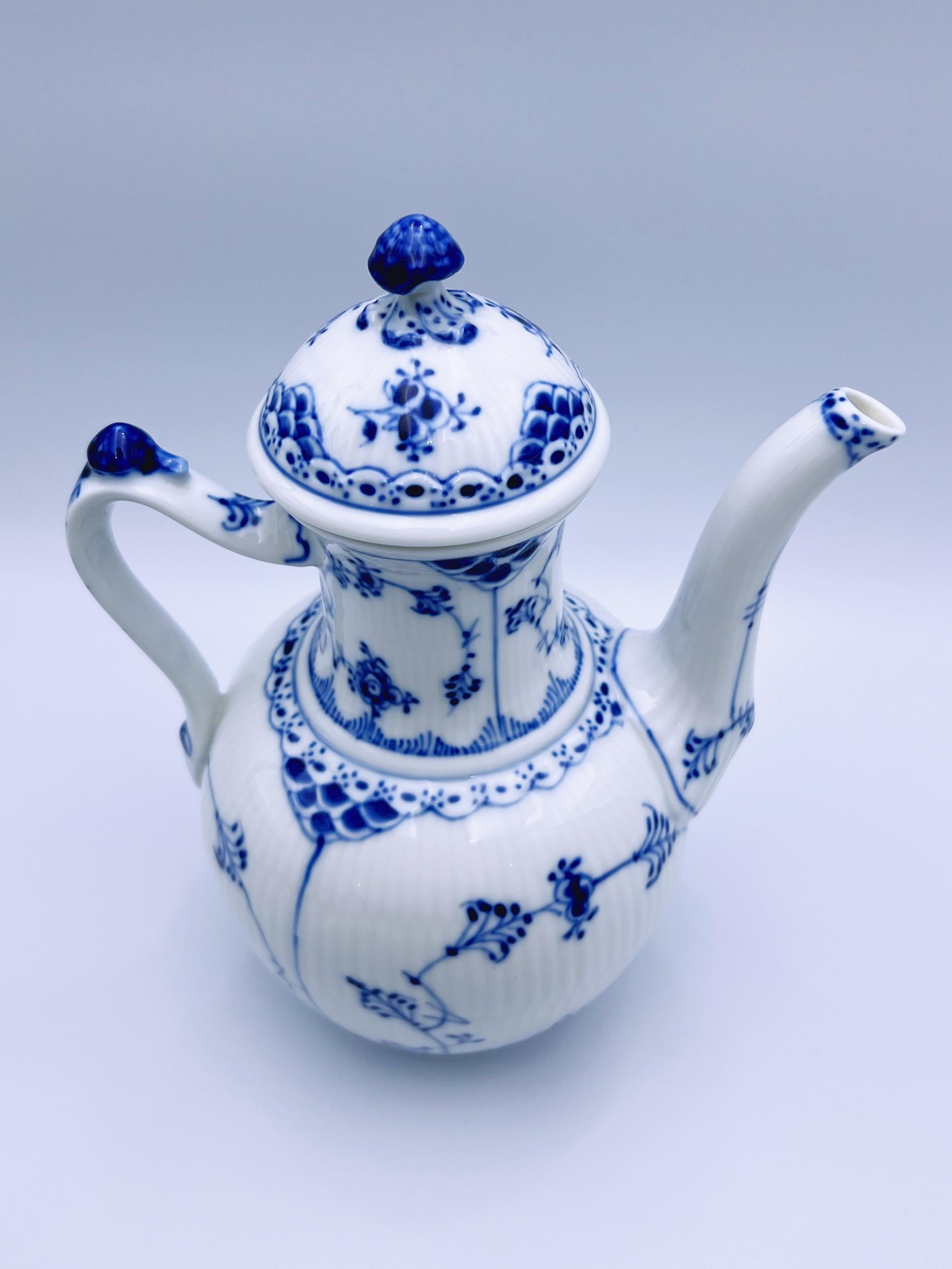 Cafetière/théière Royal Copenhagen bleue des années 1960, peinte à la main, 1st-sorting en vente 1
